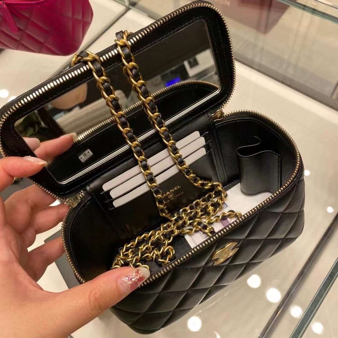 Chanel Vanity With Chain Lambskin & Gold Black 착용 스타일 - 3