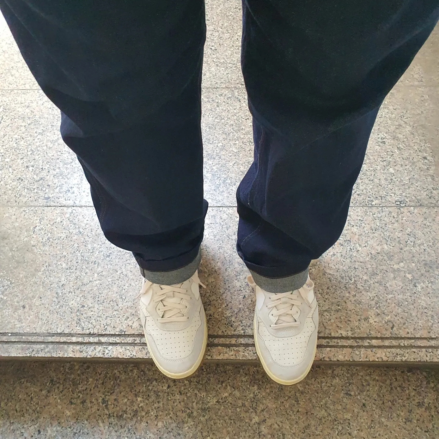 Autry Medalist Low Leather Suede Sneakers White Green, Autry Medalist Low Leather Sneakers Black White 착용 스타일 - 1