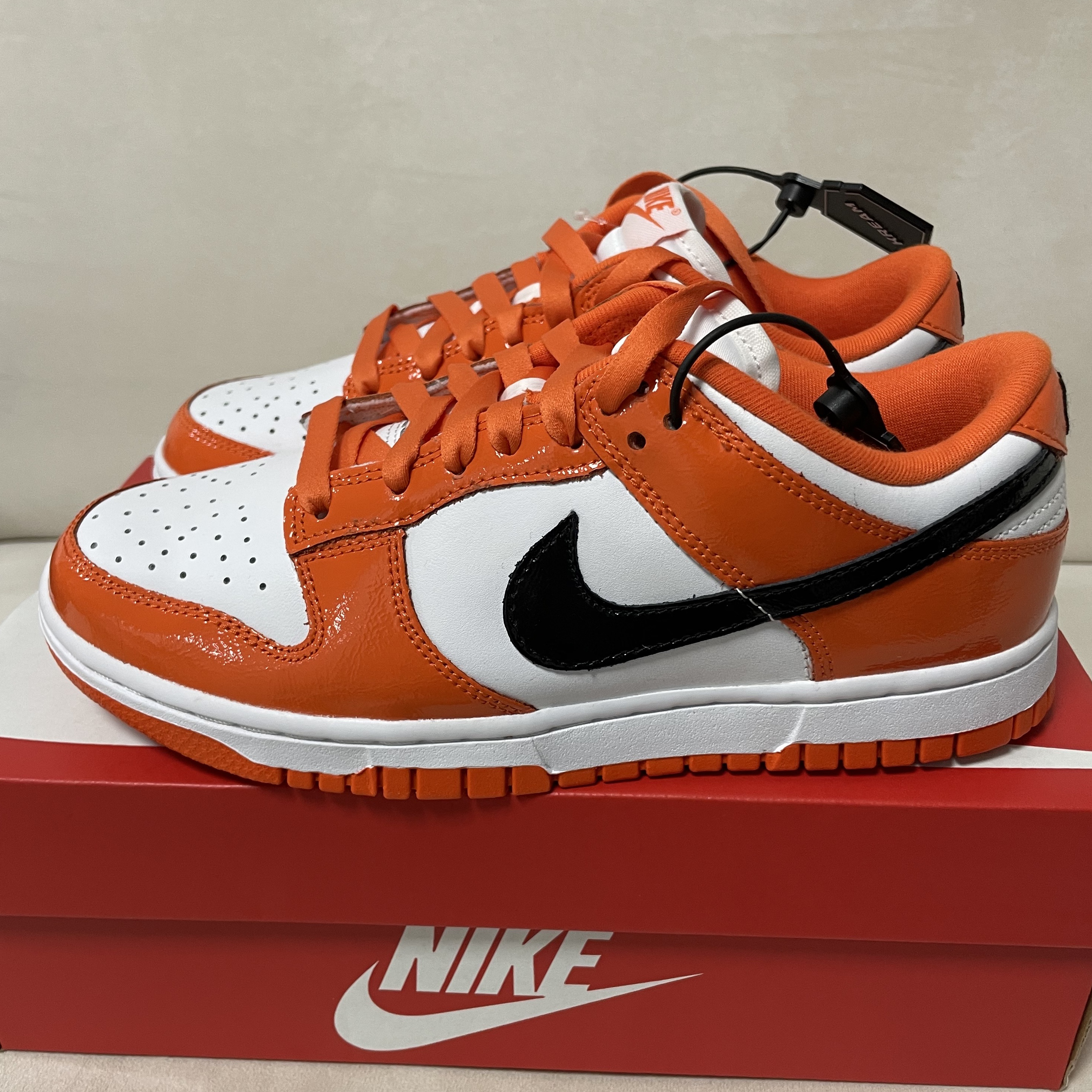 (W) Nike Dunk Low Essential Brilliant Orange 착용 스타일 - 1