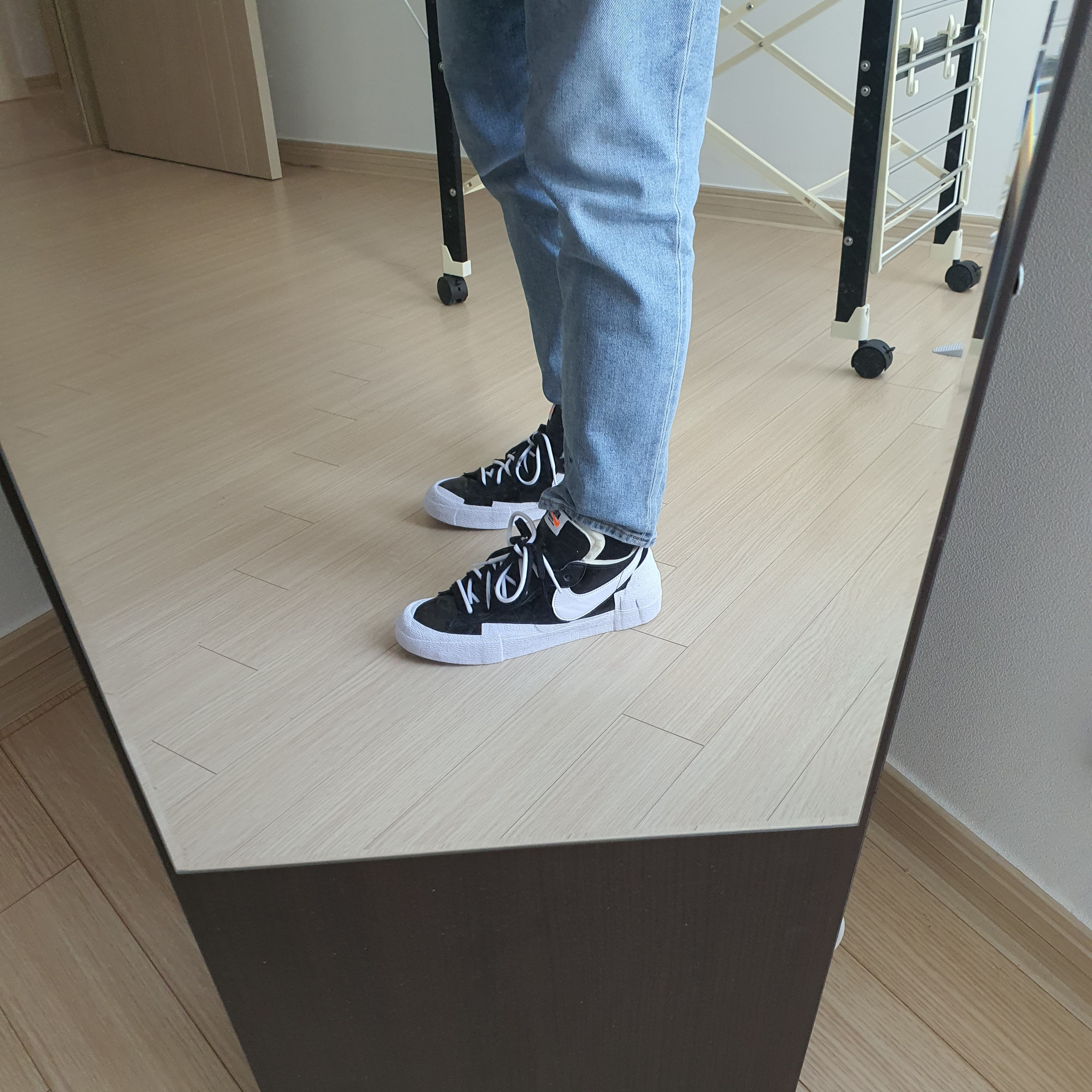 Nike x Sacai Blazer Low Black Patent Leather 착용 스타일 - 2