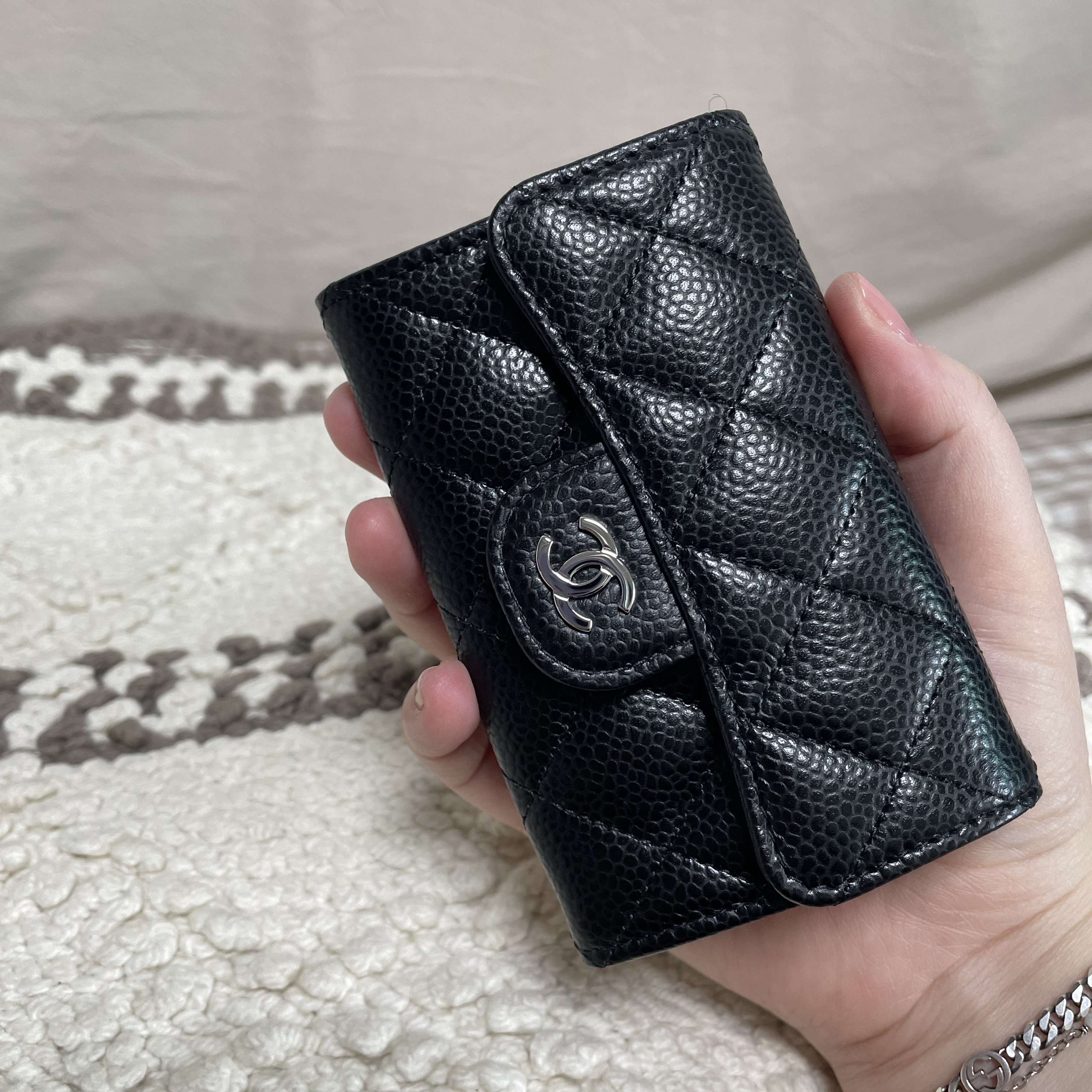 Chanel Classic Card Holder Grained Calfskin & Silver Black, Chanel Boy Chanel Zipped Coin Purse Grained Calfskin & Ruthenium Black 착용 스타일 - 1