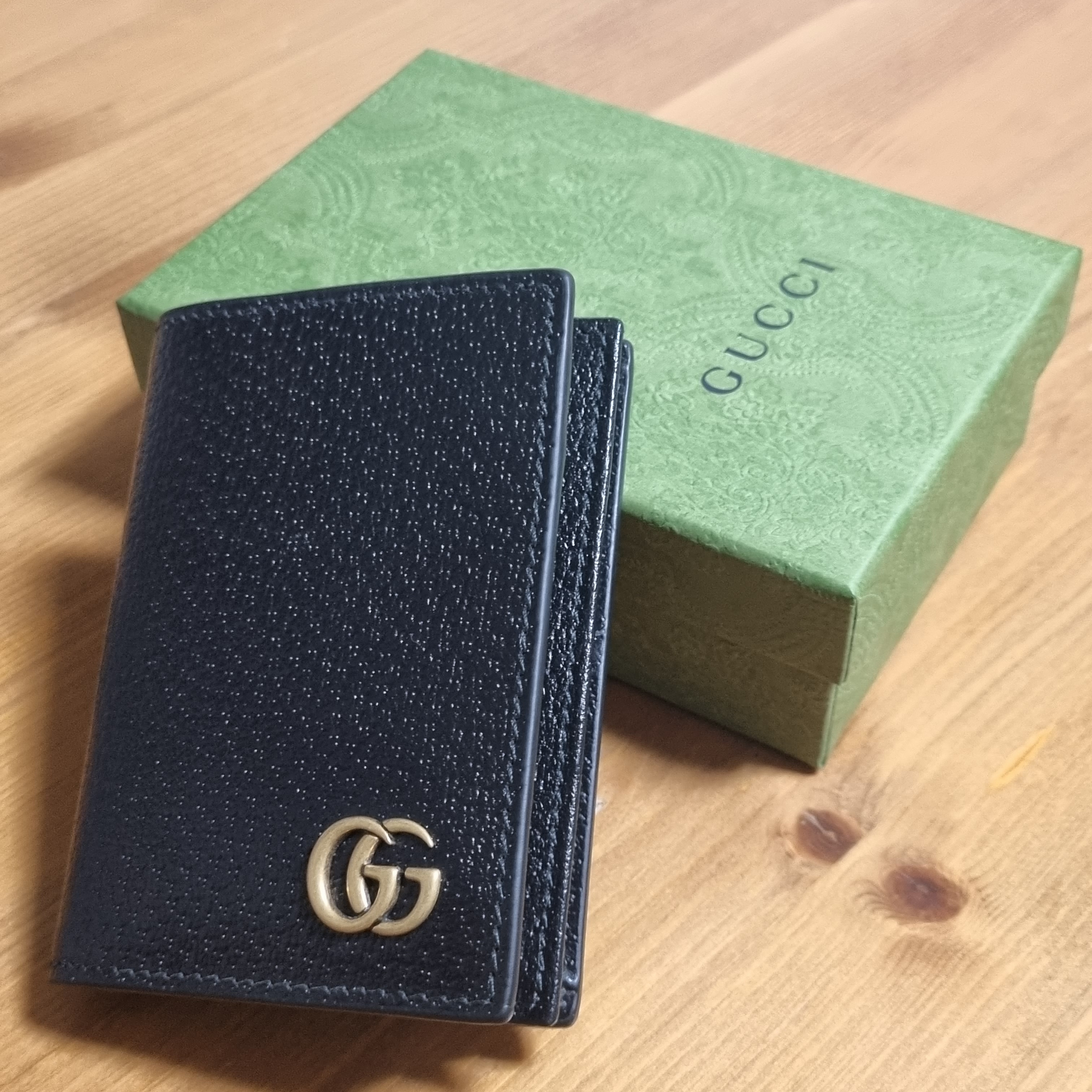 Gucci GG Marmont Leather Card Case Black 착용 스타일