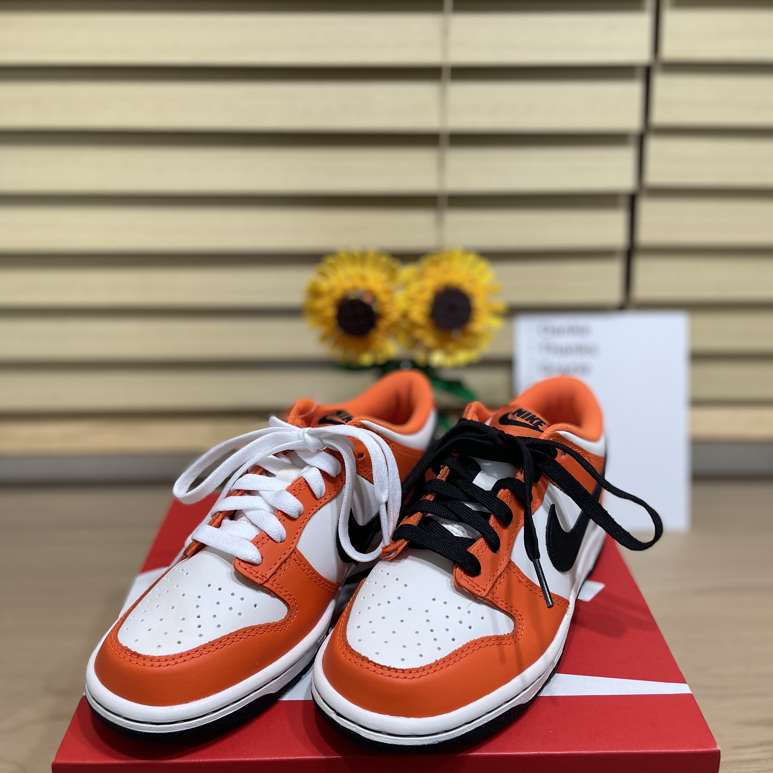 (GS) Nike Dunk Low Safety Orange 착용 스타일 - 1