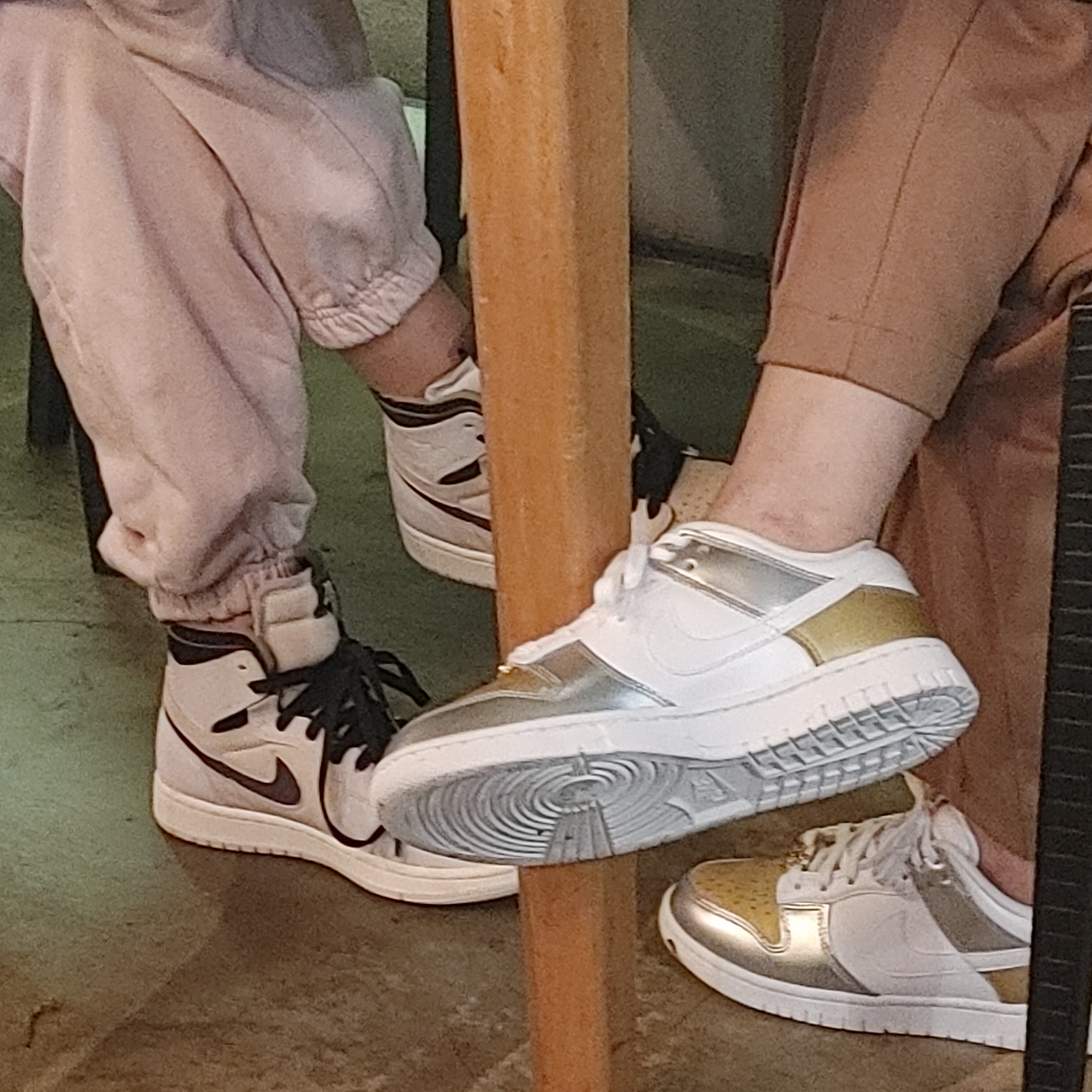 (W) Jordan 1 Zoom Air CMFT Summit Sail, (W) Nike Dunk Low SE Heirloom 착용 스타일