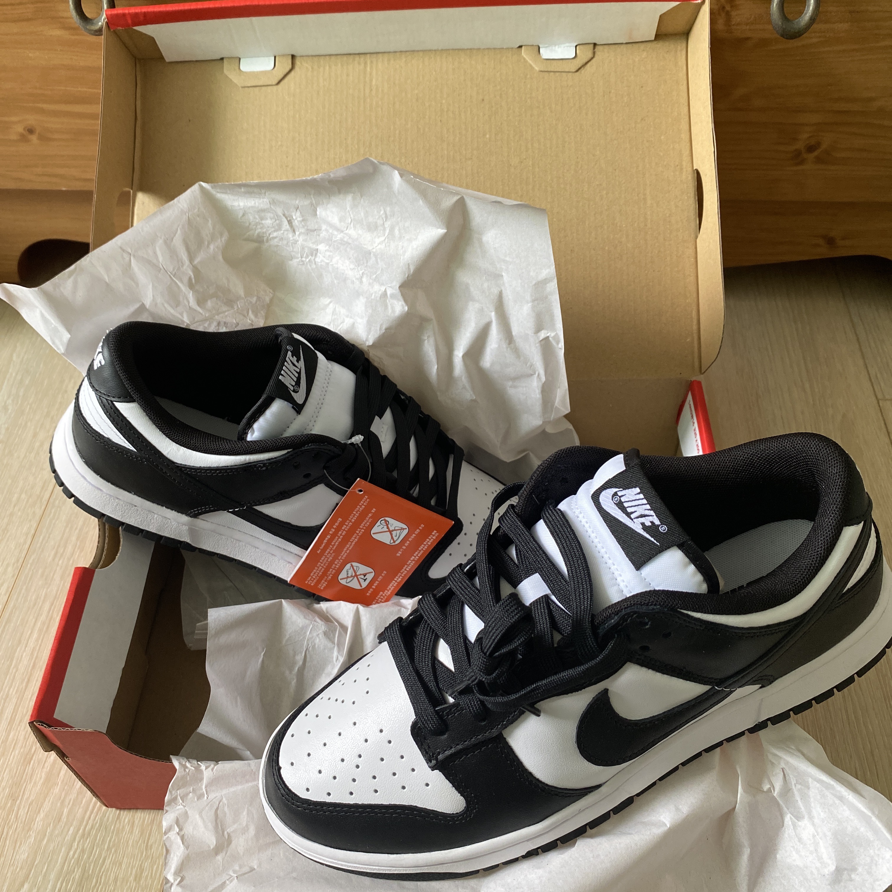 Jordan 1 x Travis Scott Retro Low OG SP Sail and Ridgerock, Nike Dunk Low Retro Black 착용 스타일 - 3
