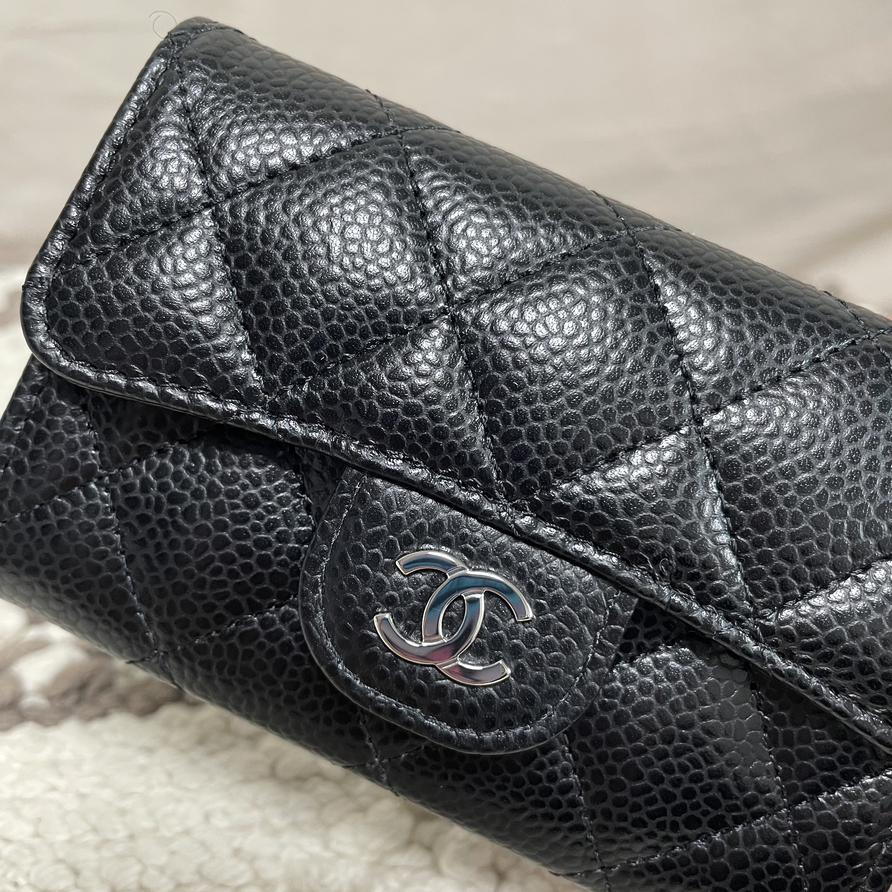 Chanel Classic Card Holder Grained Calfskin & Silver Black, Chanel Boy Chanel Zipped Coin Purse Grained Calfskin & Ruthenium Black 착용 스타일 - 2