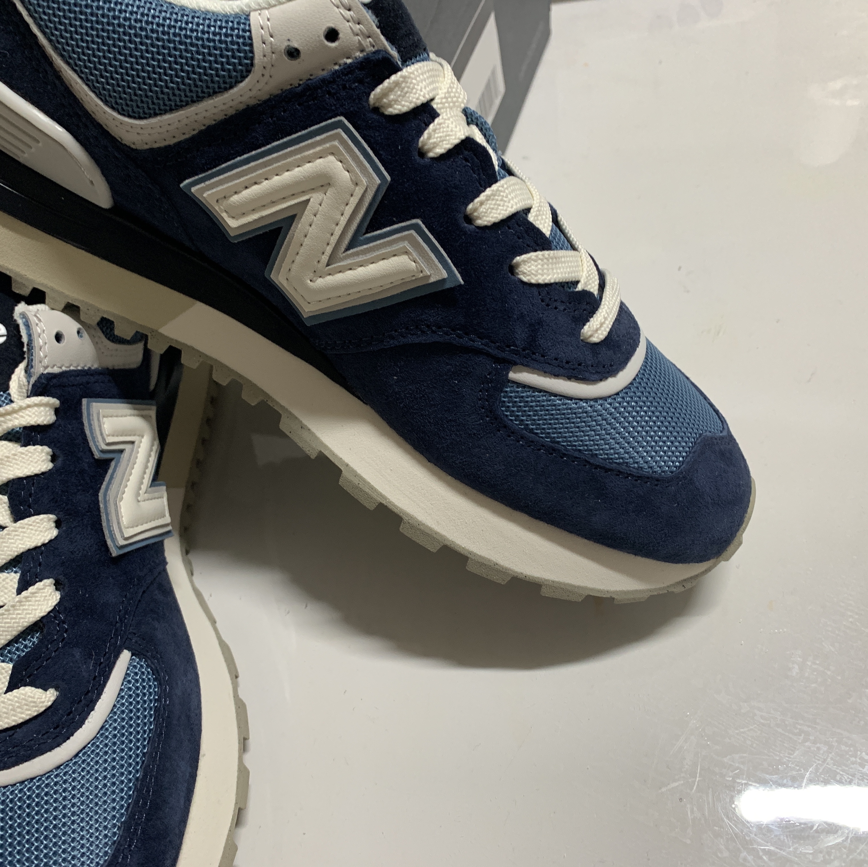 New Balance 574 Legacy Navy Sea Salt 착용 스타일 - 2