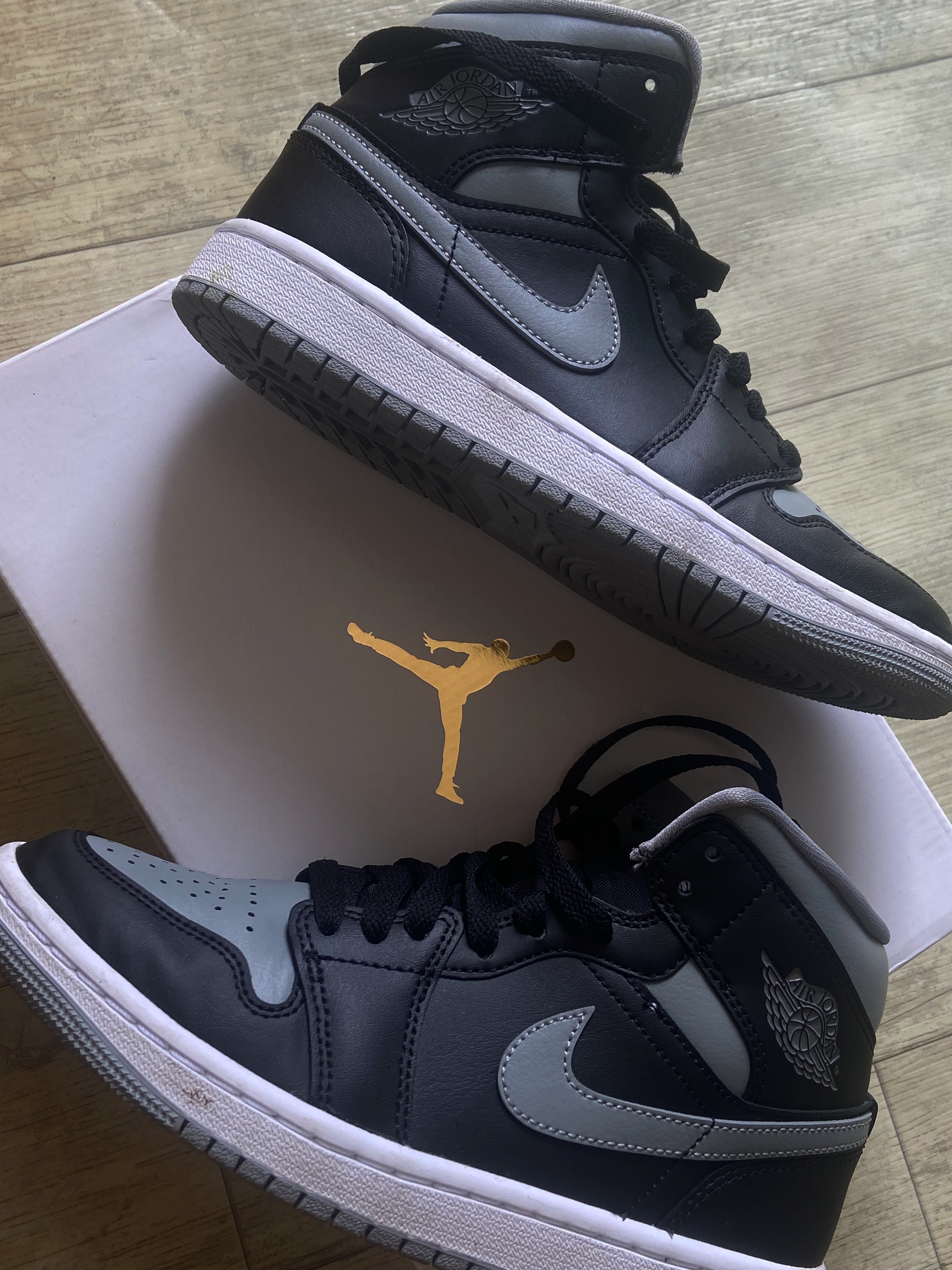 (W) Jordan 1 Mid Black Particle Grey 착용 스타일 - 2