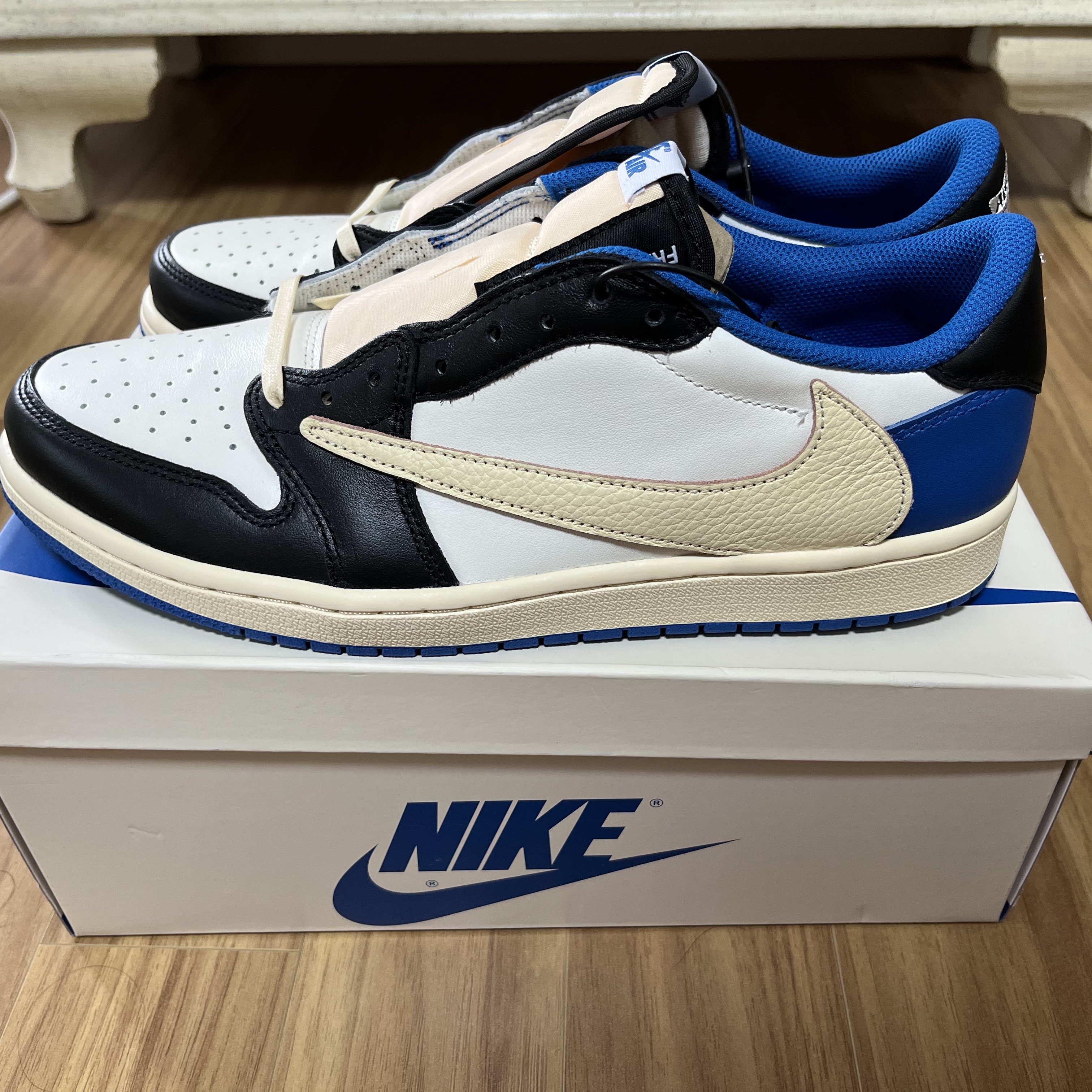 Jordan 1 x Travis Scott x Fragment Retro Low OG SP Military Blue, Jordan 1 x Travis Scott Retro Low OG SP Sail and Ridgerock 착용 스타일 - 2