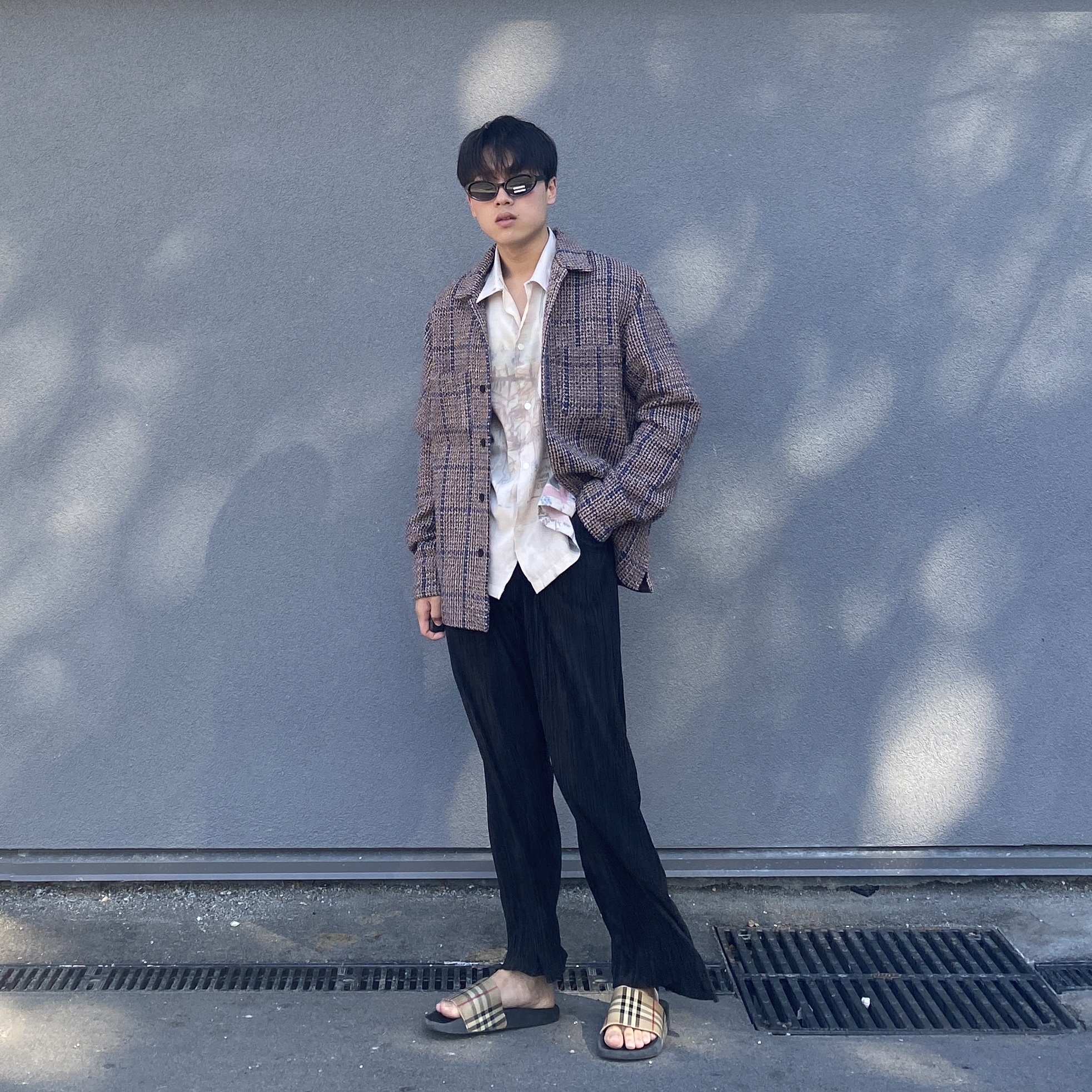 Burberry Vintage Check Slides Archive Beige 착용 스타일 - 4