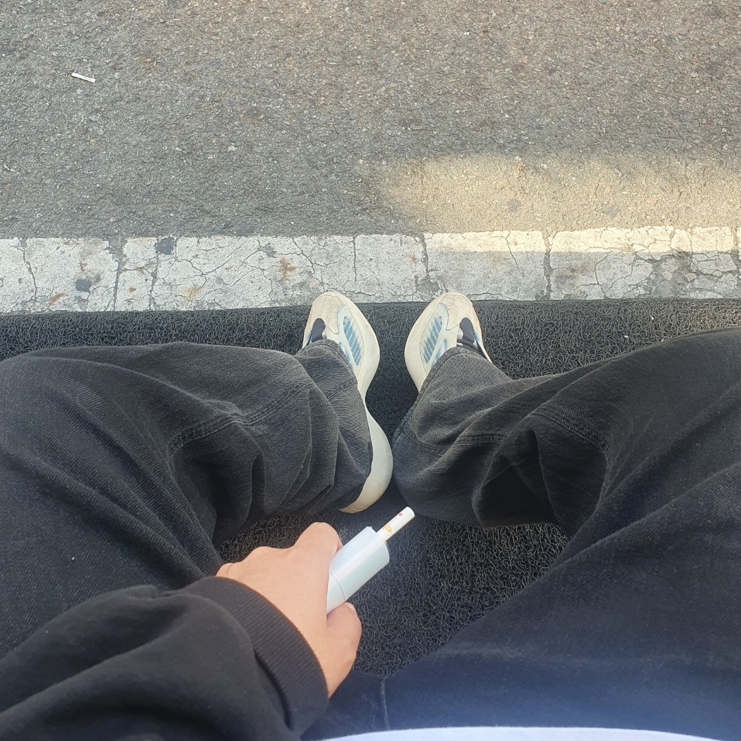 Adidas Yeezy 700 V3 Kyanite 착용 스타일