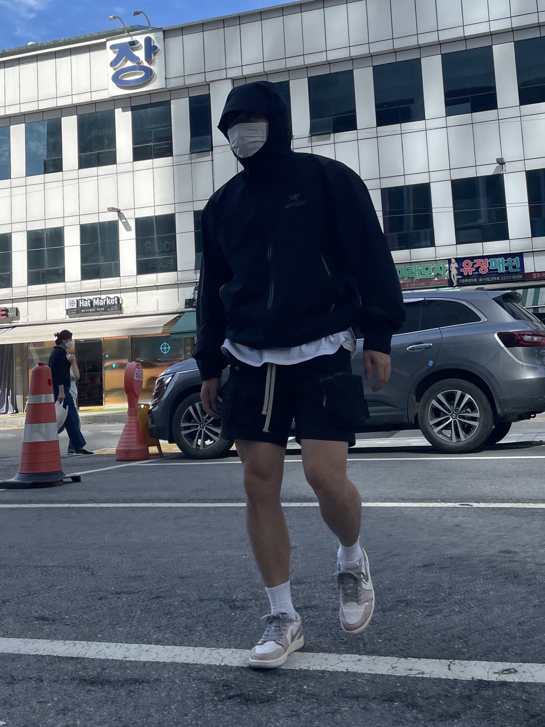 Arc'teryx Beta Jacket Black, Jordan 1 Low OG Neutral Grey 착용 스타일 - 3