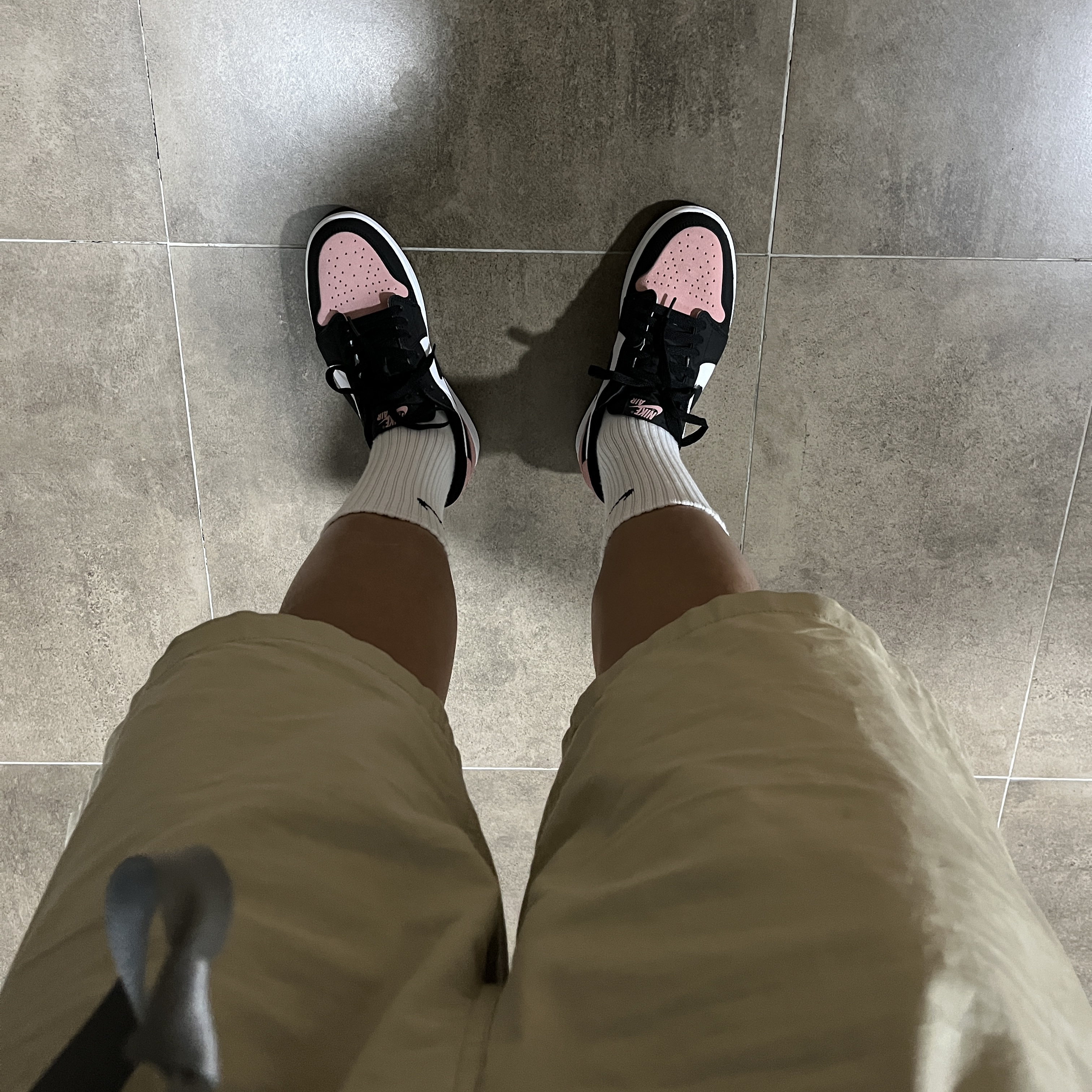 Jordan 1 Retro Low OG Bleached Coral 착용 스타일 - 1