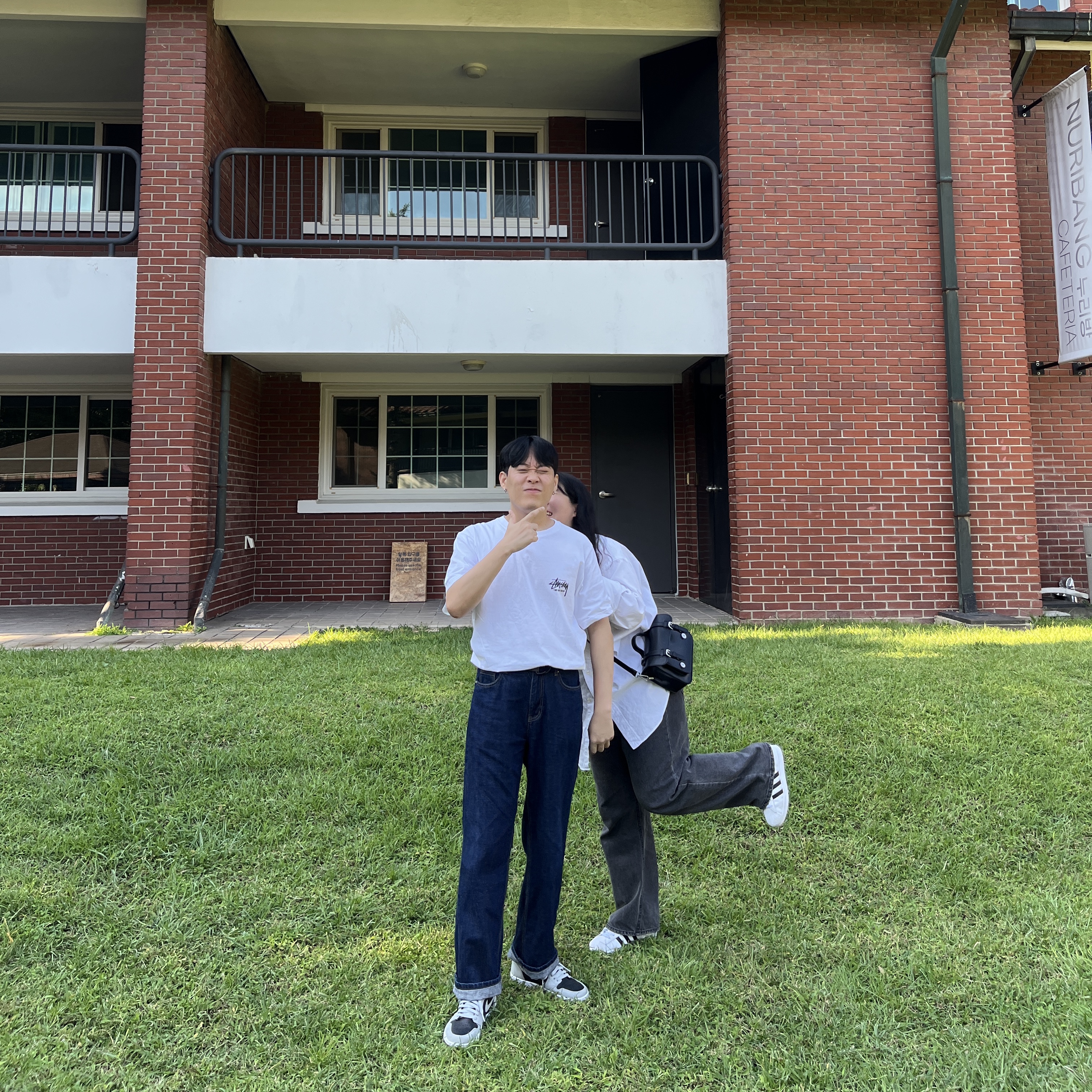 Jordan 1 Retro High OG Shadow 2.0, Stussy Carnation T-Shirt White 착용 스타일