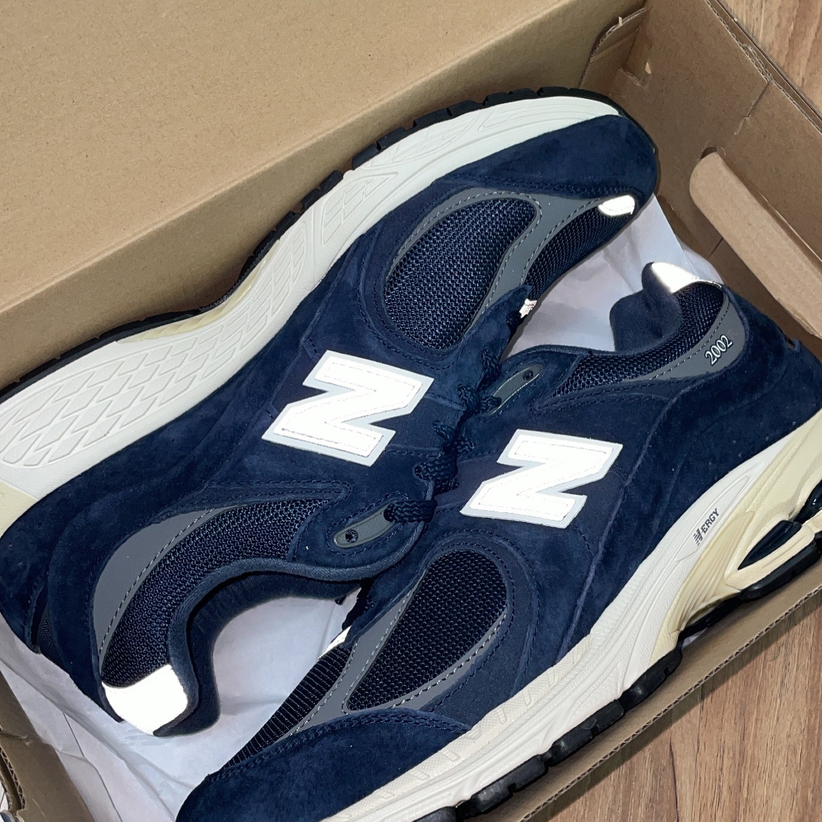 New Balance 2002R Eclipse Castlerock 착용 스타일 - 3