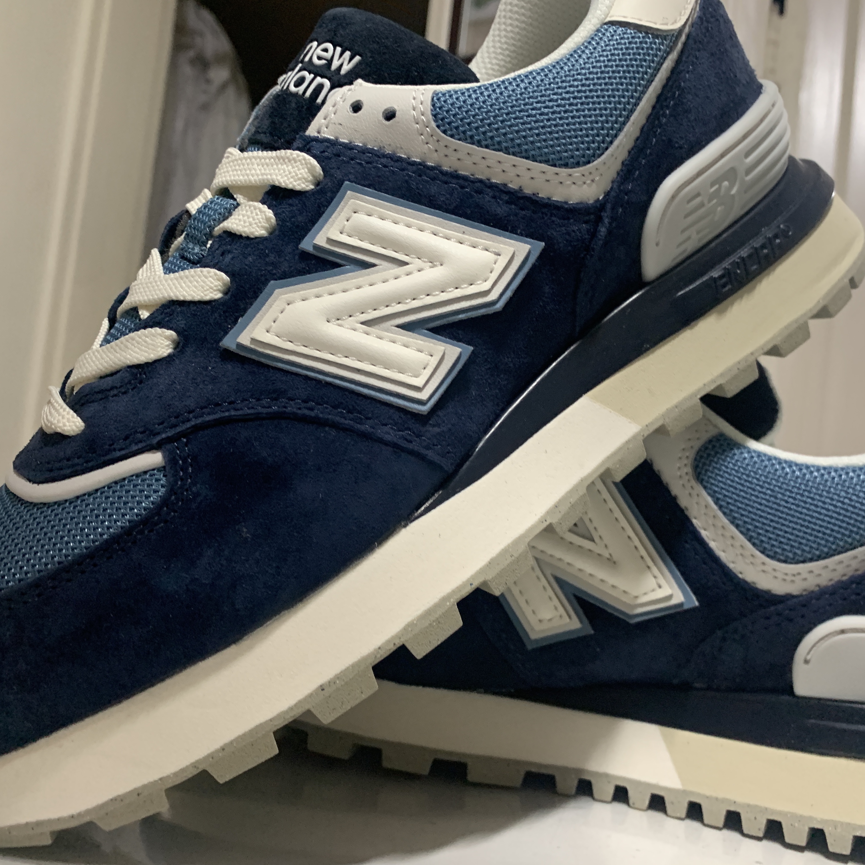 New Balance 574 Legacy Navy Sea Salt 착용 스타일 - 3