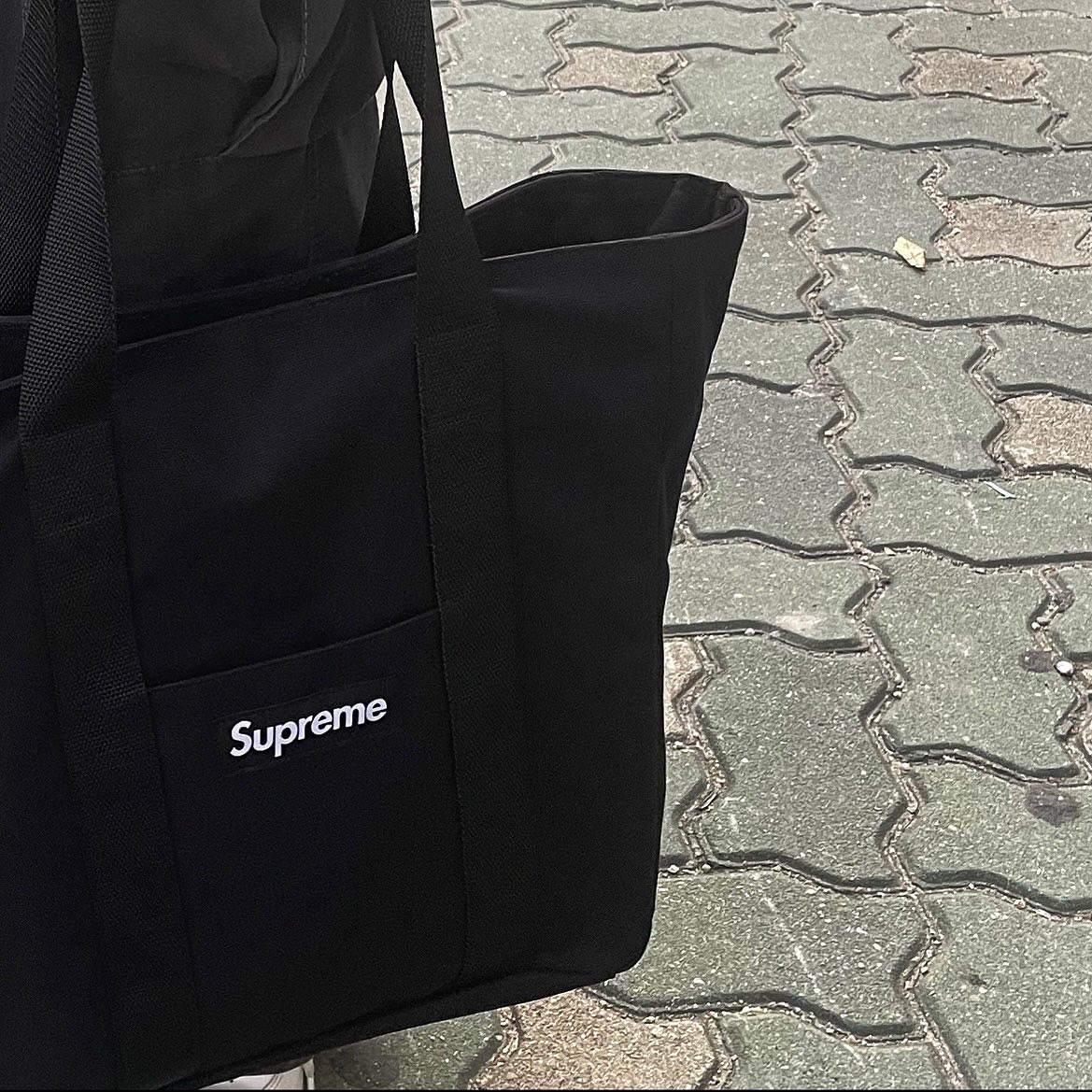 Supreme Canvas Tote Black 착용 스타일