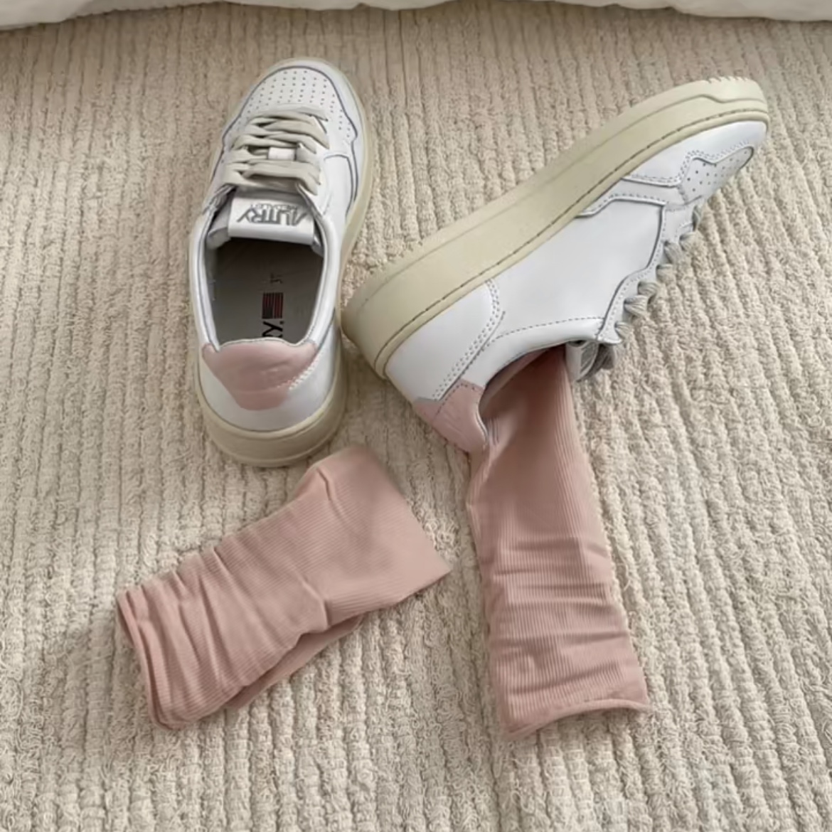 Autry Medalist Low Leather Sneakers White Pink 착용 스타일