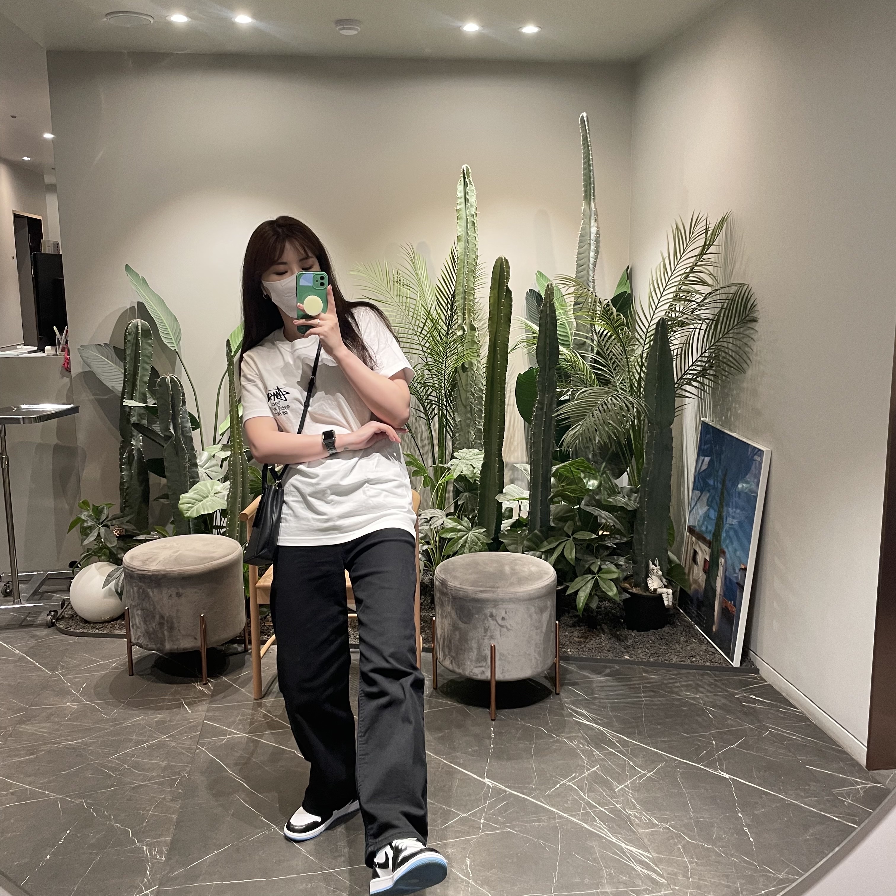 Stussy Stock DSM Los Angeles T-Shirt White, Jordan 1 Retro Low OG Black and Dark Powder Blue 착용 스타일