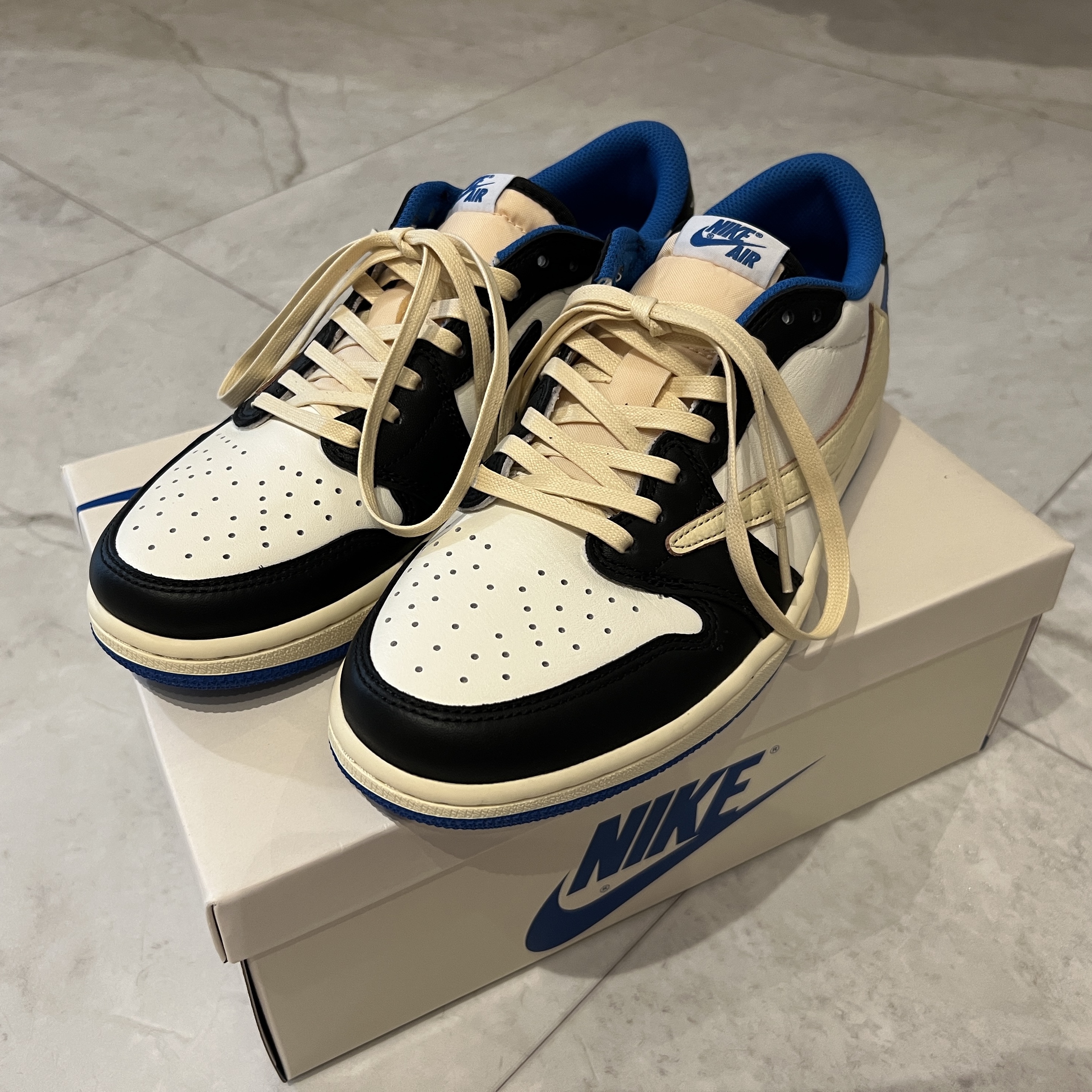 Jordan 1 x Travis Scott x Fragment Retro Low OG SP Military Blue 착용 스타일 - 1