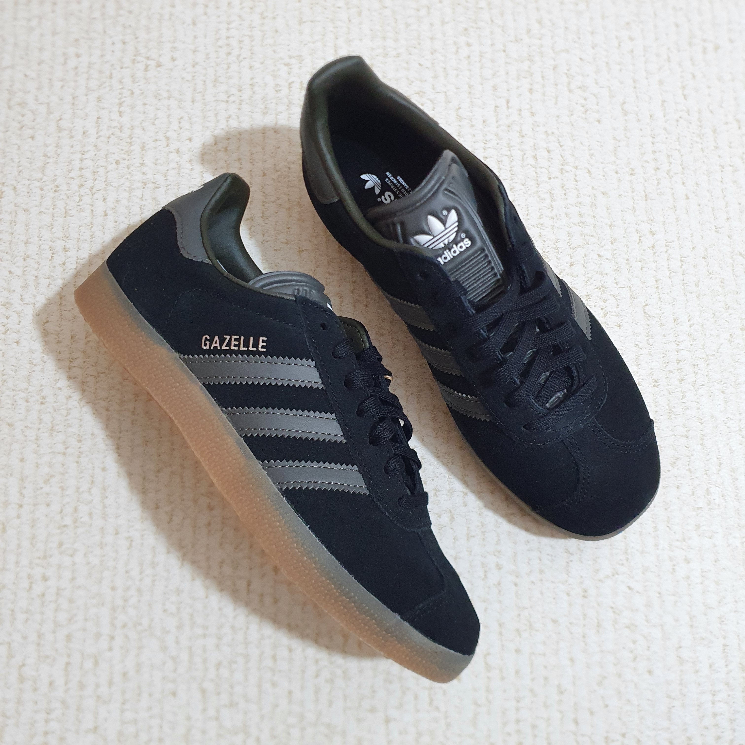 Adidas Gazelle Core Black Pantone 착용 스타일