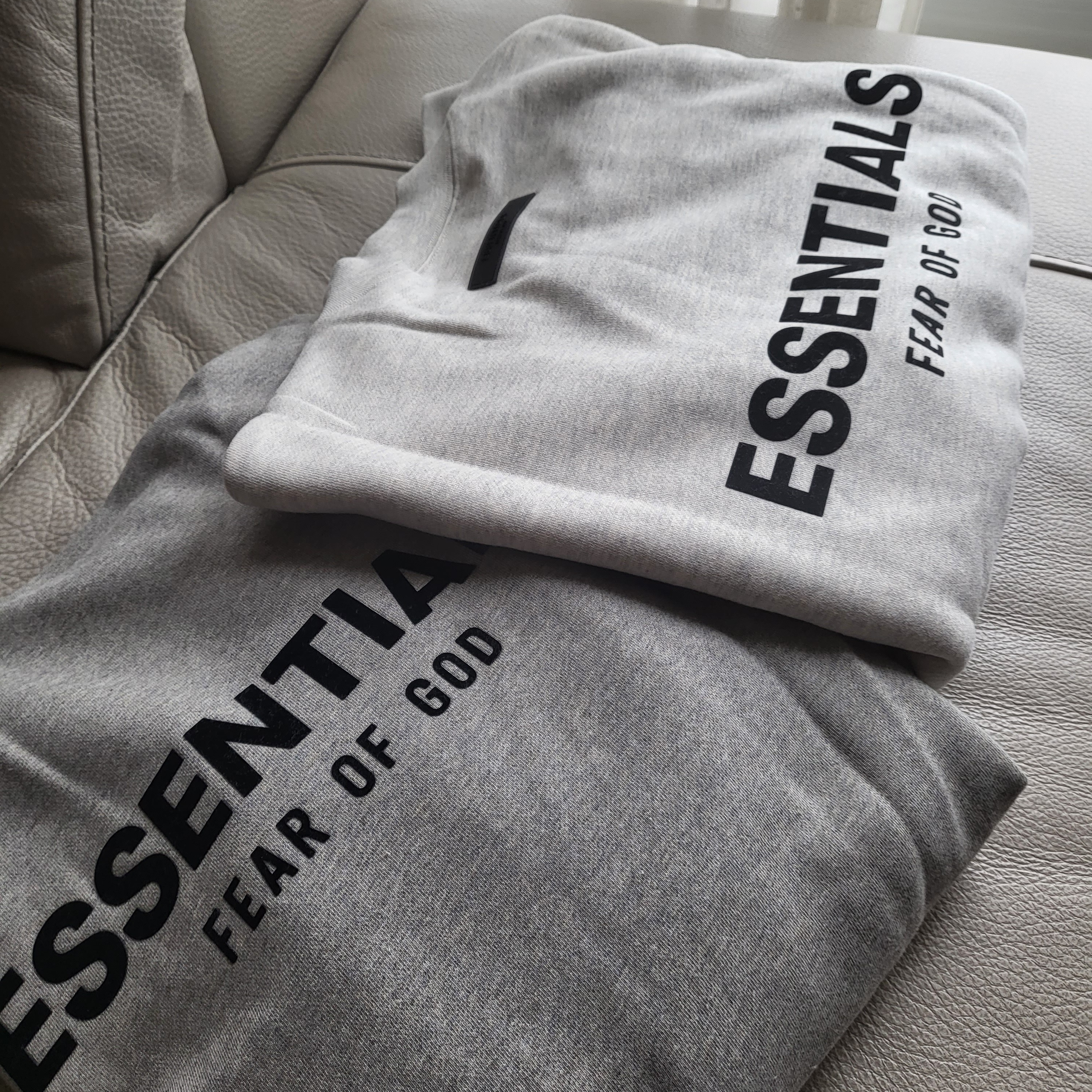 Essentials The Core Collection Hoodie Dark Oatmeal, Essentials The Core Collection Crewneck Sweatshirt Light Oatmeal 착용 스타일