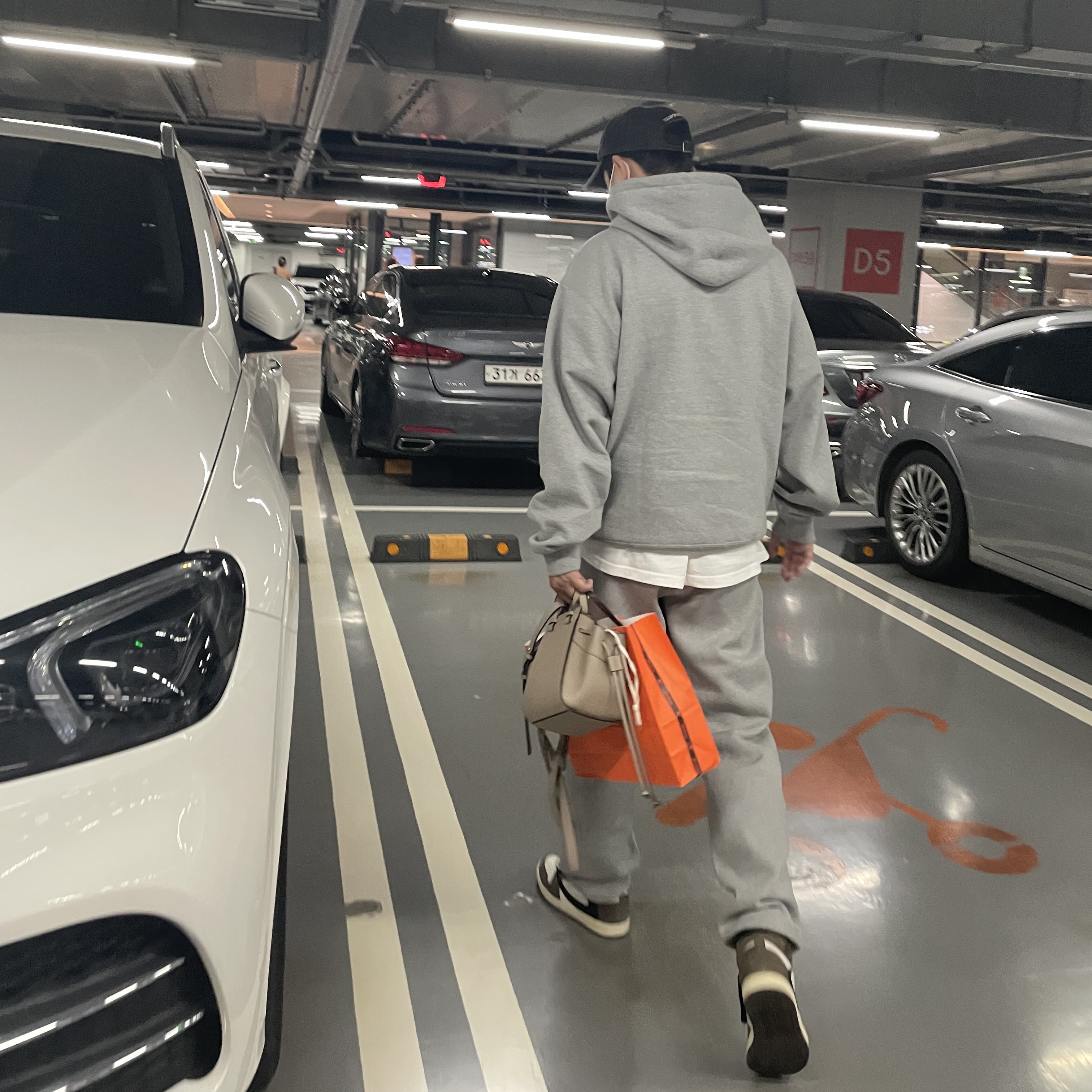 Nike x Stussy NRG RA Pullover Hoodie Dark Grey Heather (DJ9488-063), Supreme x The North Face Bandana T-Shirt White - 22SS 착용 스타일 - 3
