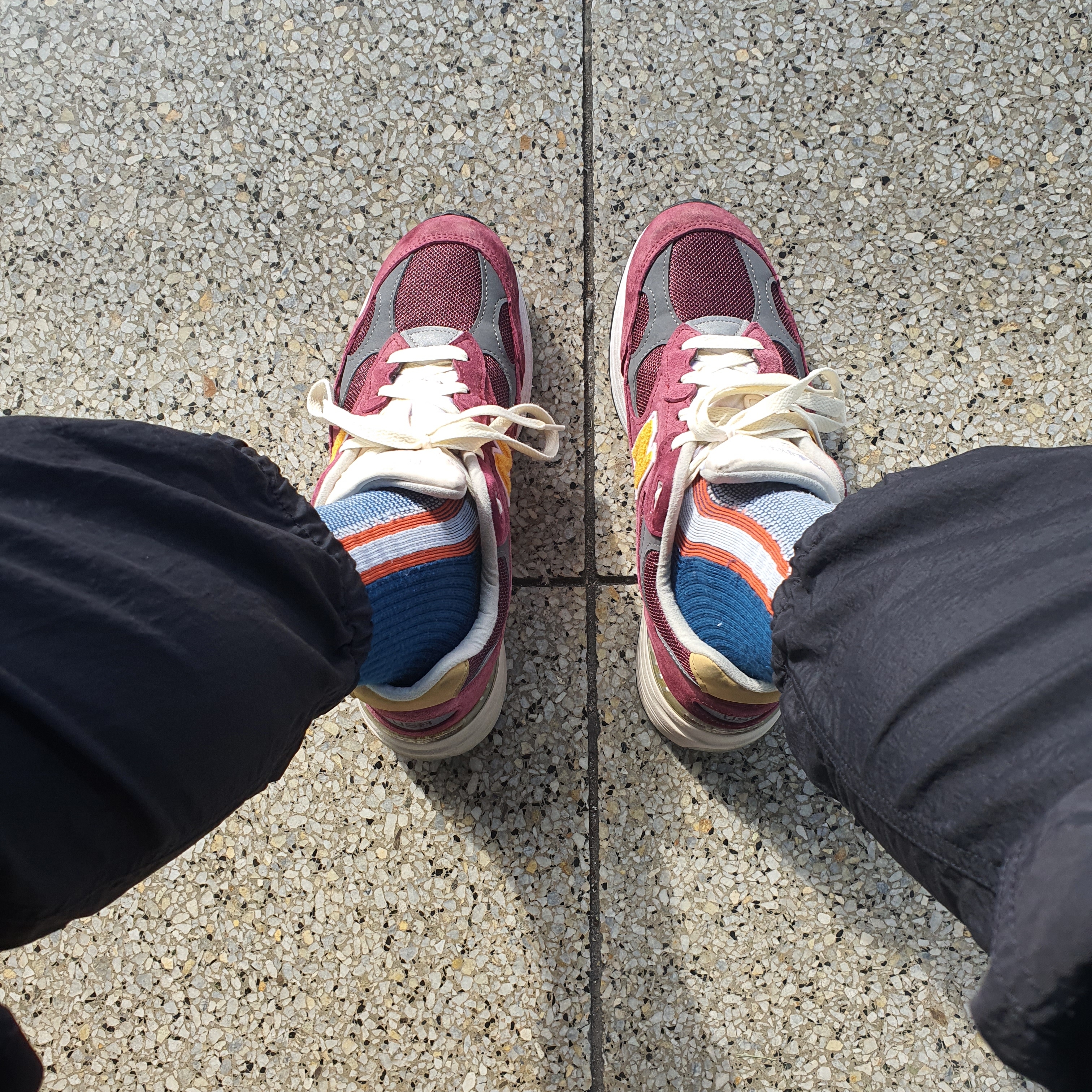 New Balance 992 Made in USA Burgundy Gold 착용 스타일 - 2