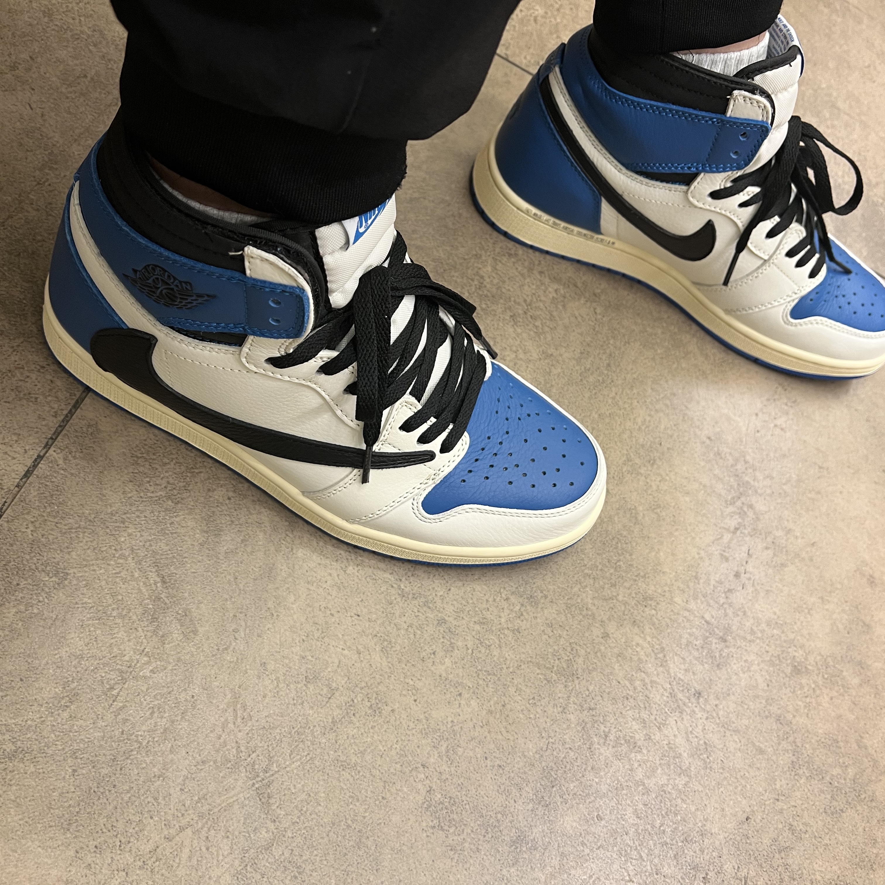 Jordan 1 x Travis Scott x Fragment Retro High OG SP Military Blue 착용 스타일