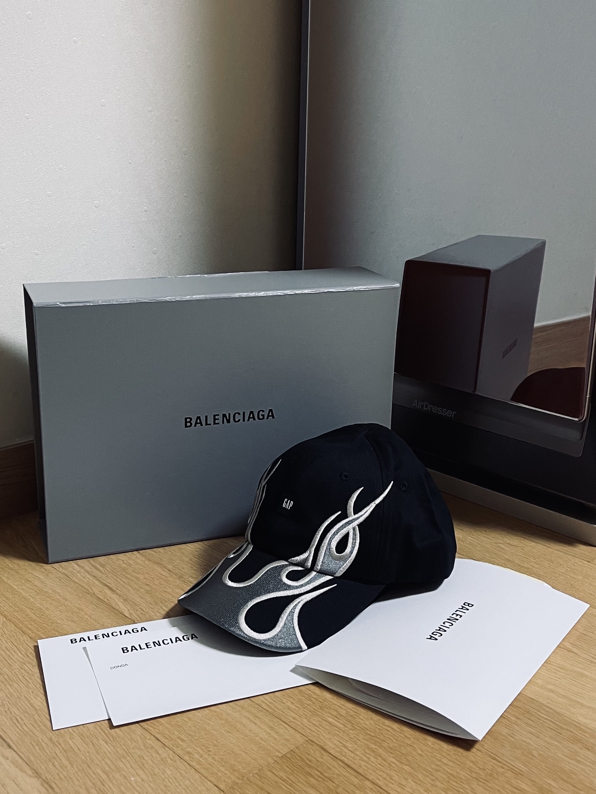 Yeezy Gap Engineered By Balenciaga Flame Cap Black 착용 스타일