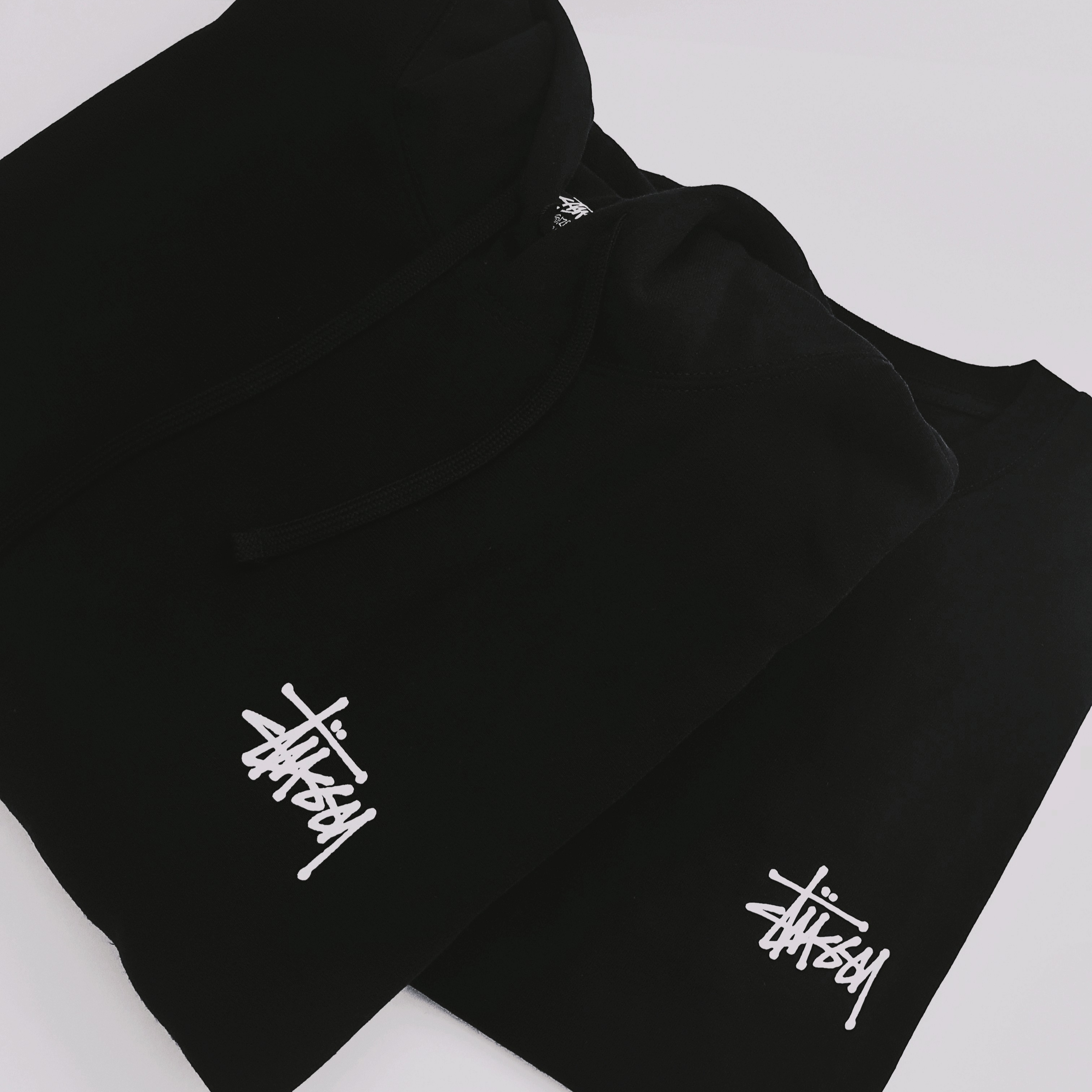 Stussy Basic Stussy Hoodie Black 2022, Stussy Basic Stussy T-Shirt Black 2022 착용 스타일