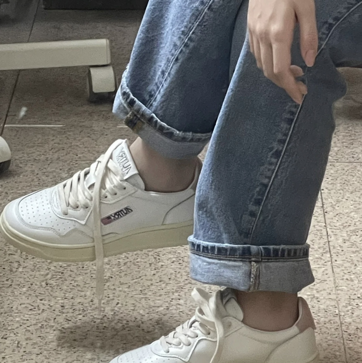 Autry Medalist Low Leather Sneakers White Pink 착용 스타일