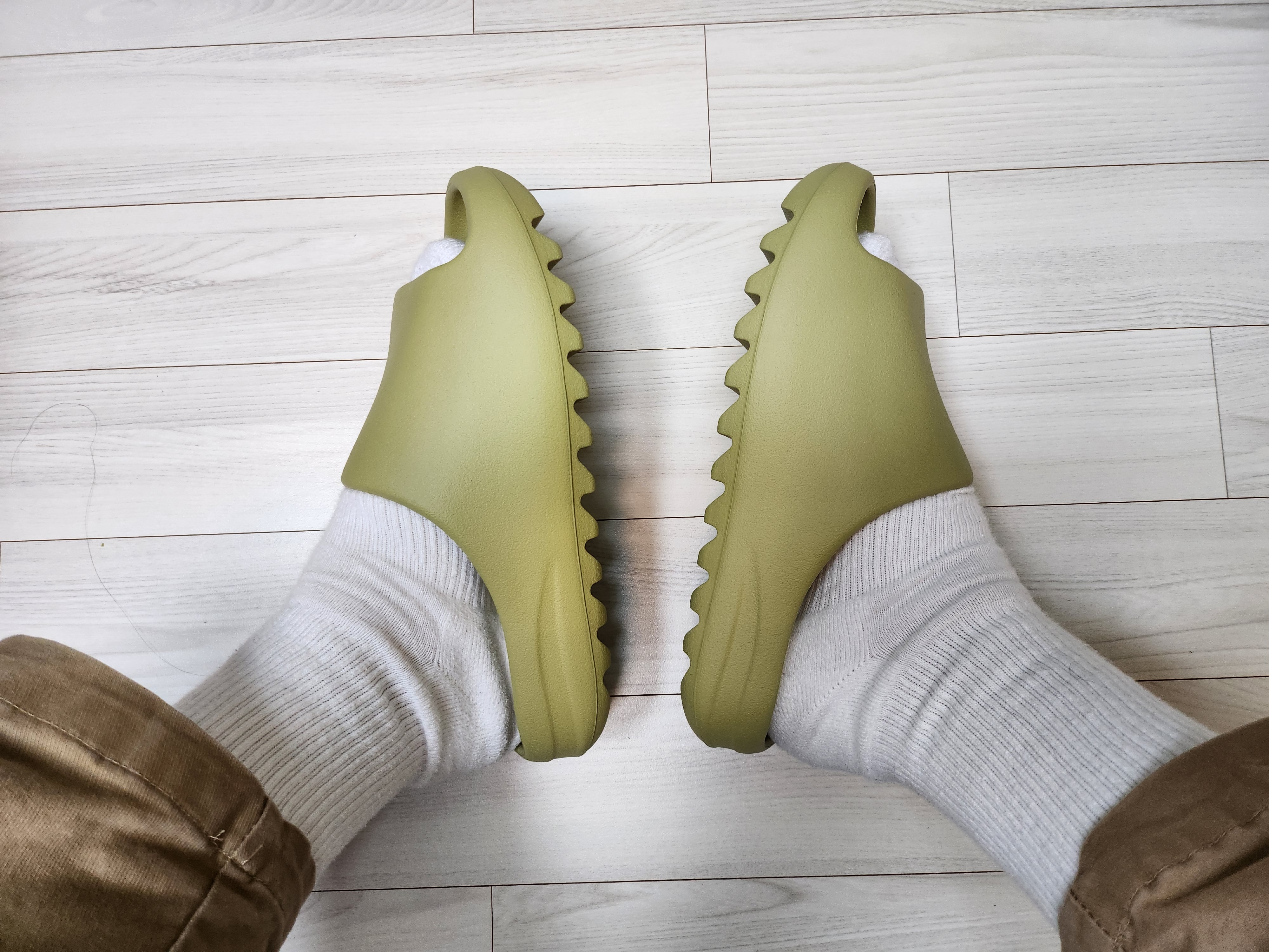 Adidas Yeezy Slide Resin 2022 착용 스타일 - 3