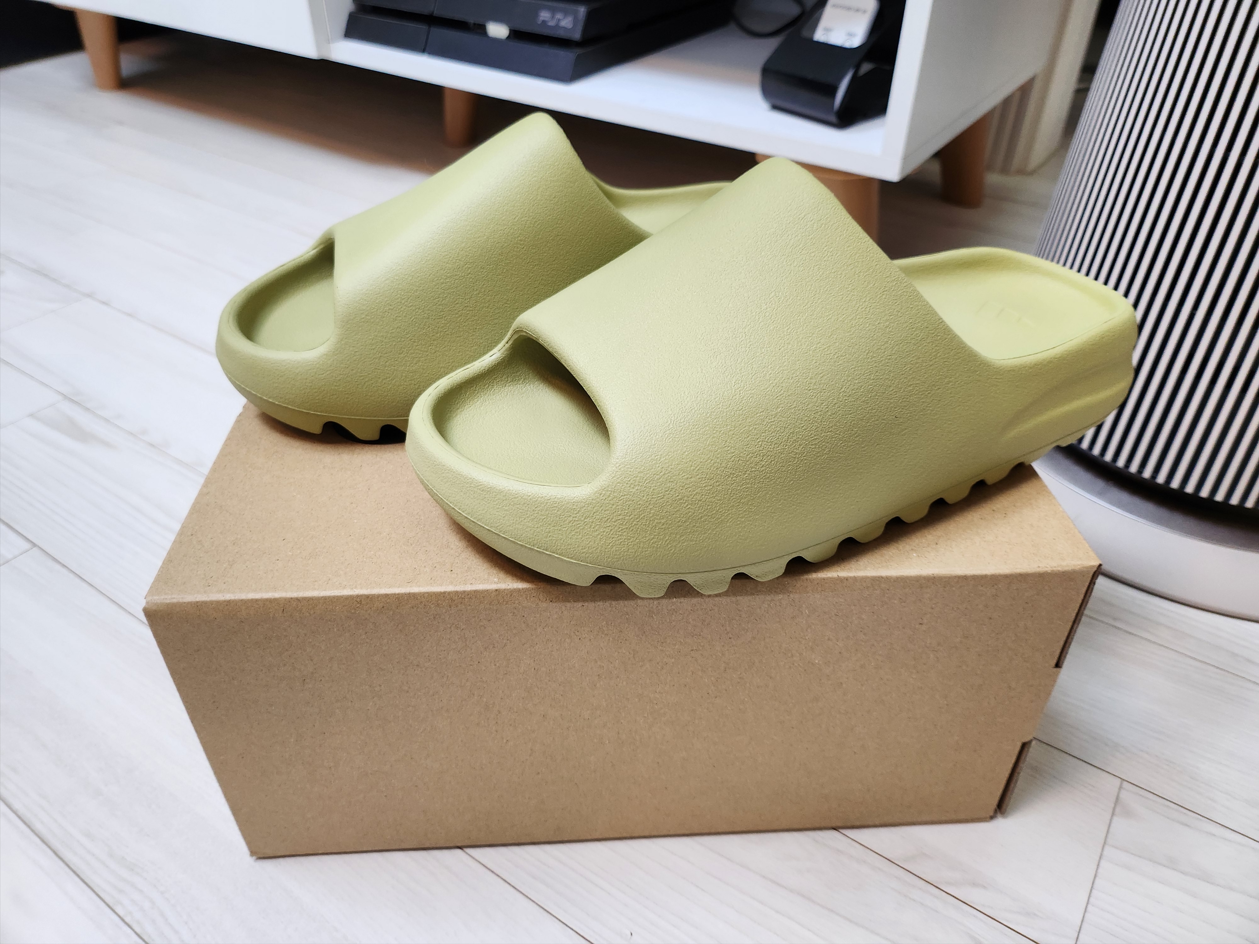 Adidas Yeezy Slide Resin 2022 착용 스타일 - 1