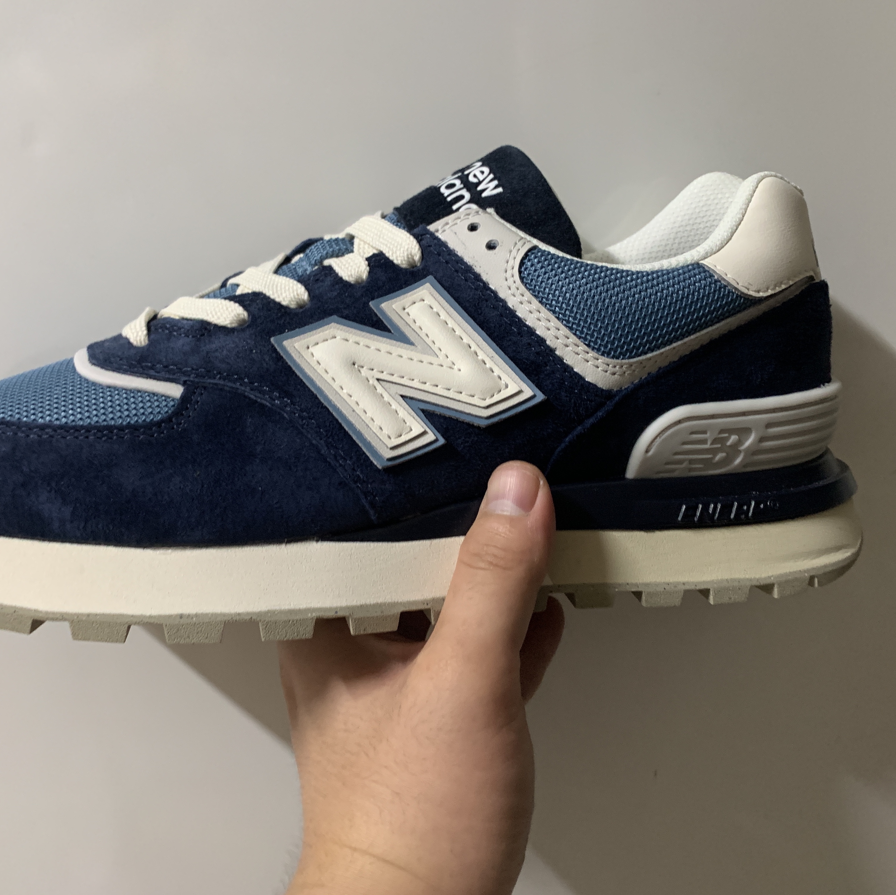 New Balance 574 Legacy Navy Sea Salt 착용 스타일 - 1