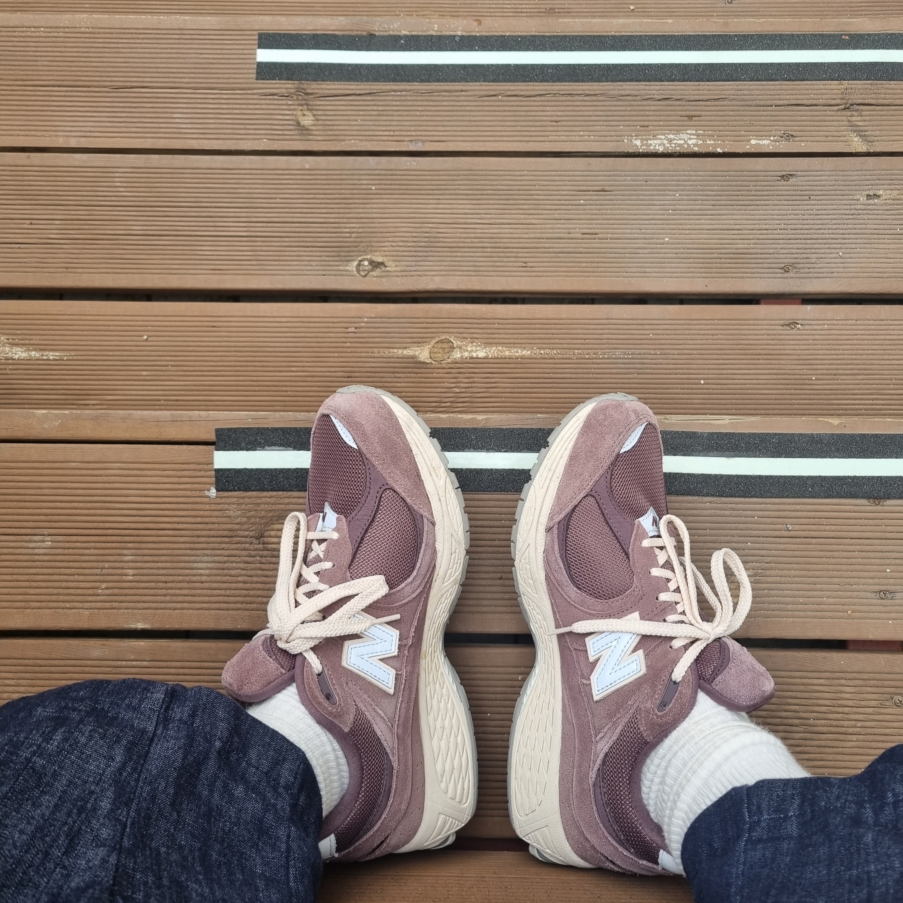 New Balance 2002R Black Fig 착용 스타일