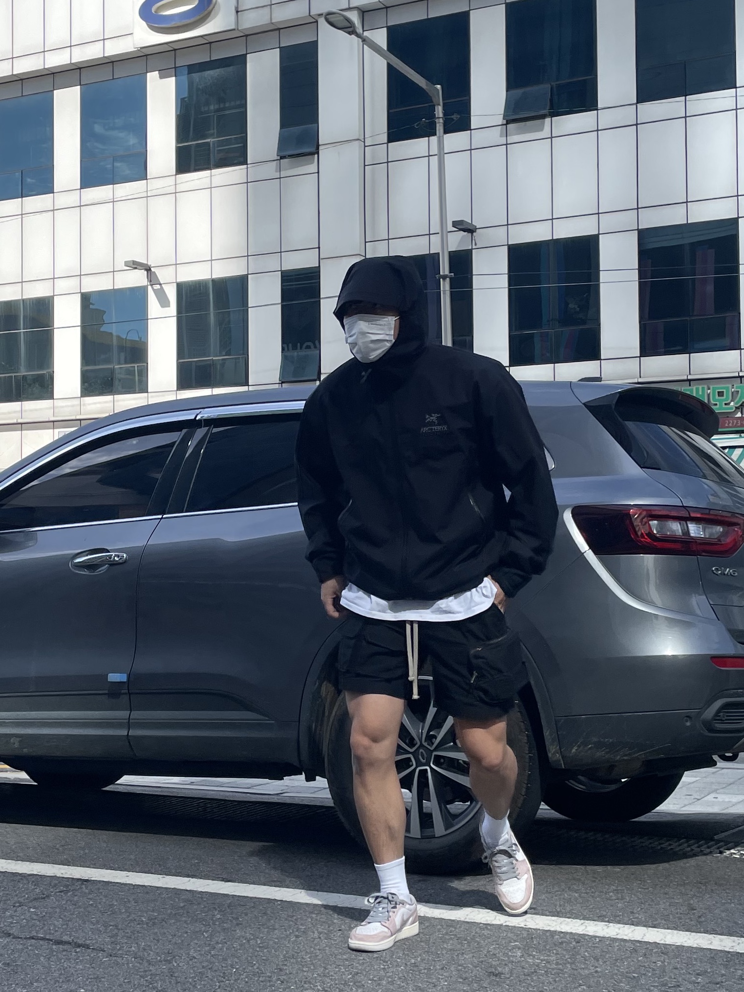 Arc'teryx Beta Jacket Black, Jordan 1 Low OG Neutral Grey 착용 스타일 - 2