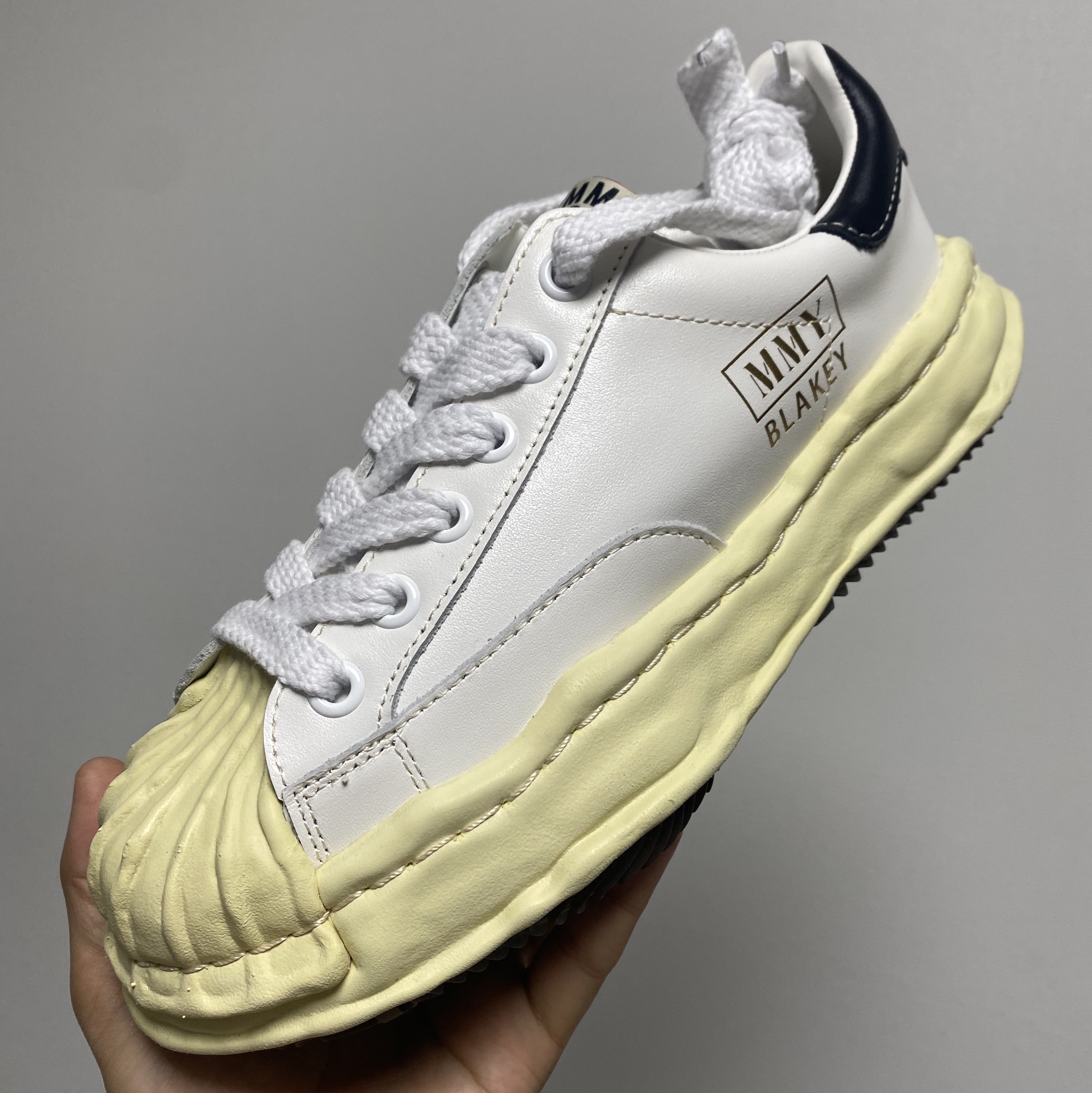 Maison Mihara Yasuhiro Blakey VL OG Sole Leather Low-top Sneakers White 착용 스타일