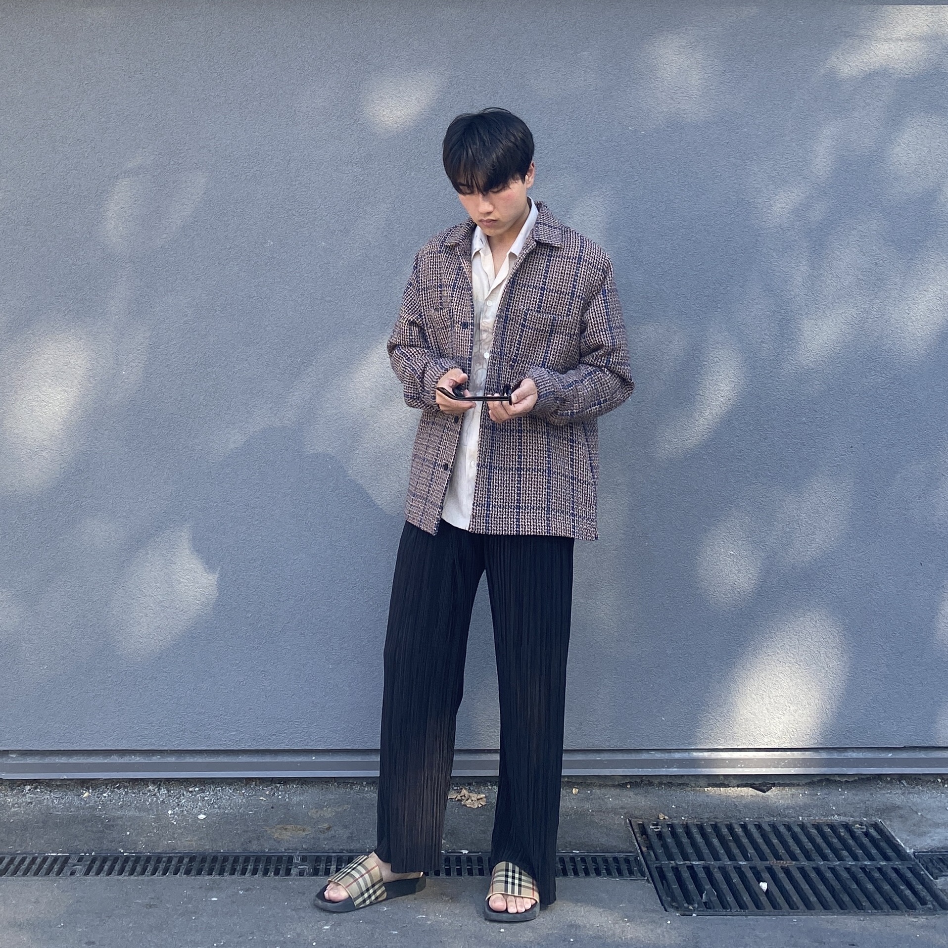 Burberry Vintage Check Slides Archive Beige 착용 스타일 - 2