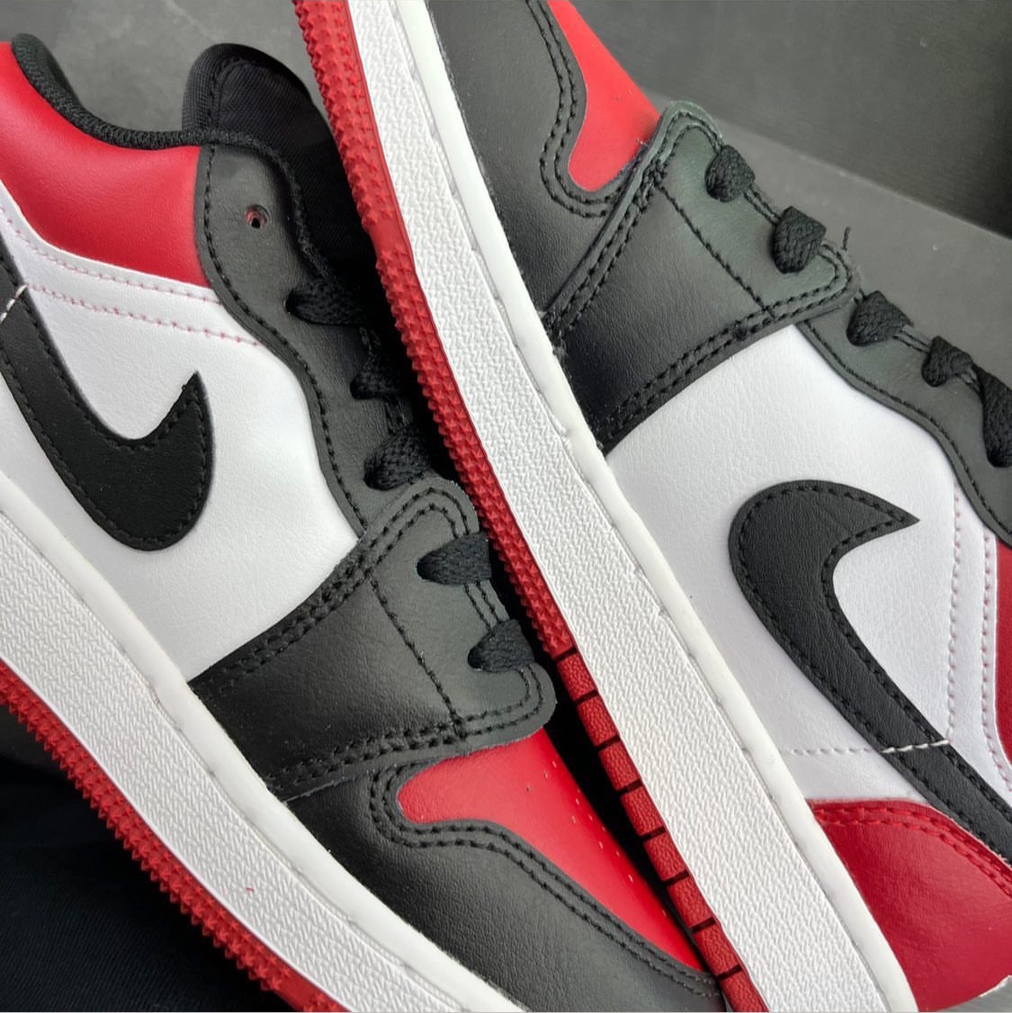 Jordan 1 Low Bred Toe, (GS) Jordan 1 Low Bred Toe 착용 스타일