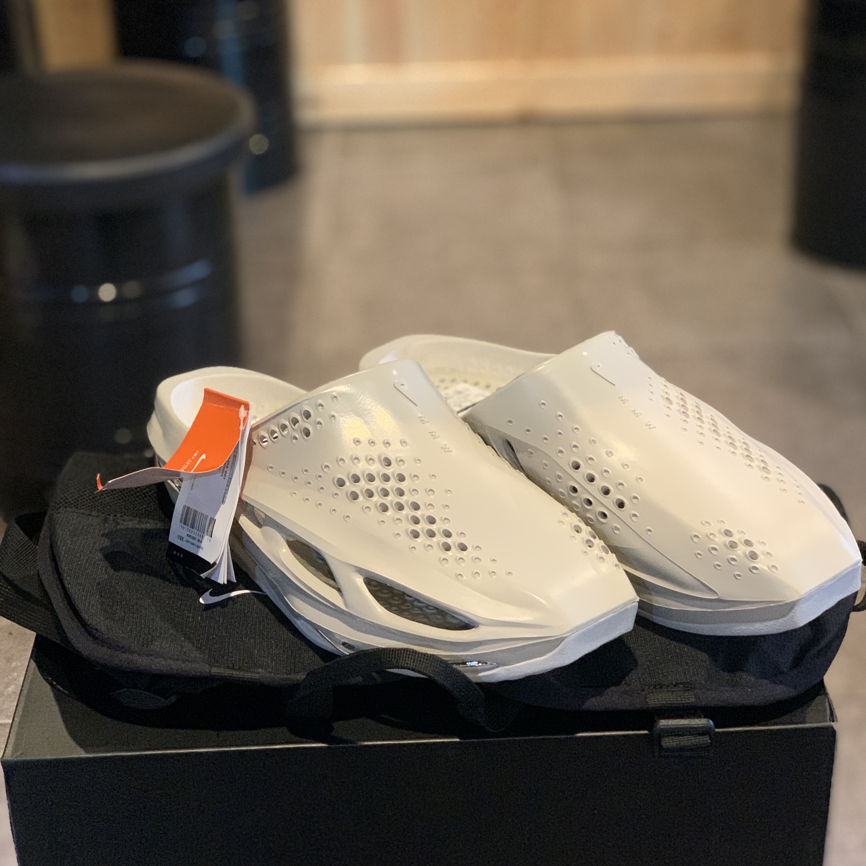 Nike x Matthew M Williams 005 Slide Light Bone and Chrome 착용 스타일