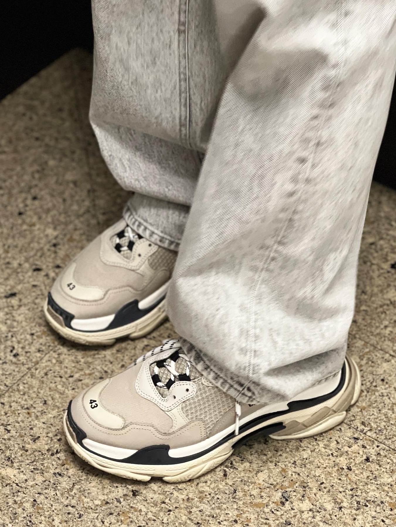 Balenciaga Triple S Vanille 2018 착용 스타일 - 2
