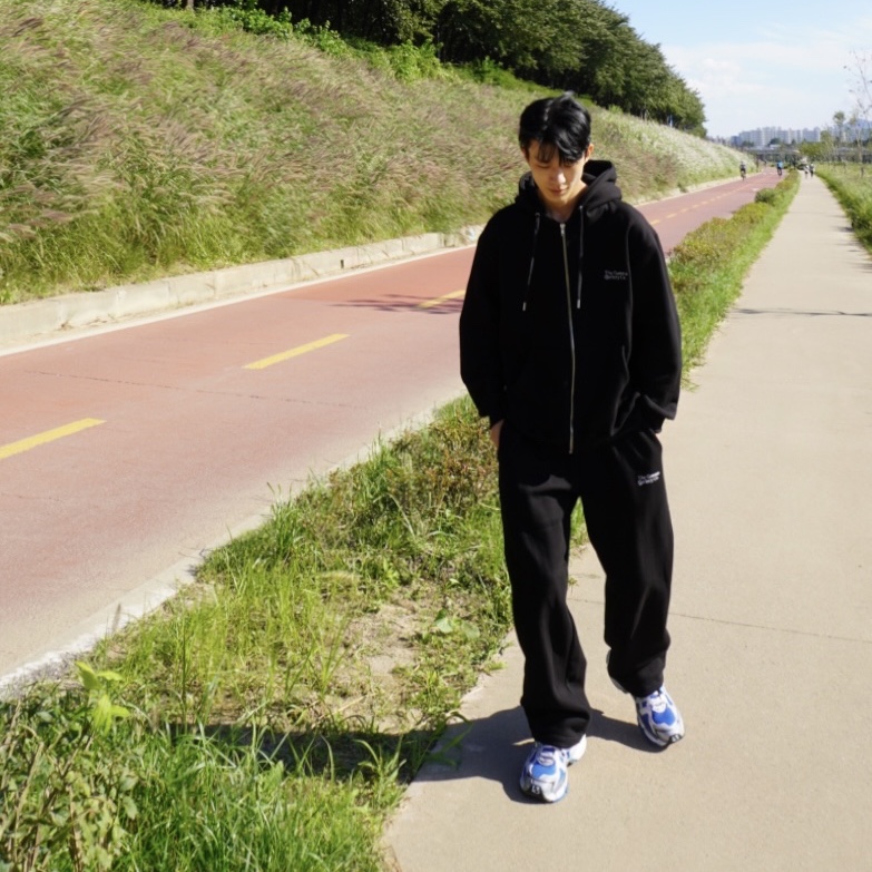 Balenciaga Runner Sneakers Blue White 착용 스타일 - 3