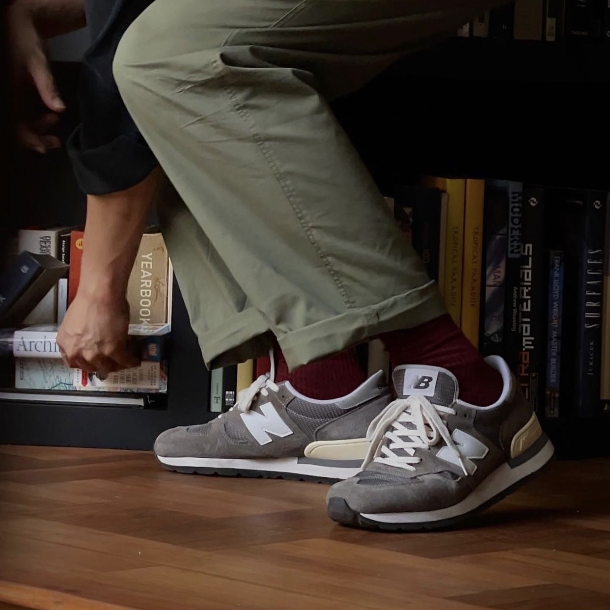 New Balance 990v1 Made in USA Grey White 착용 스타일 - 1