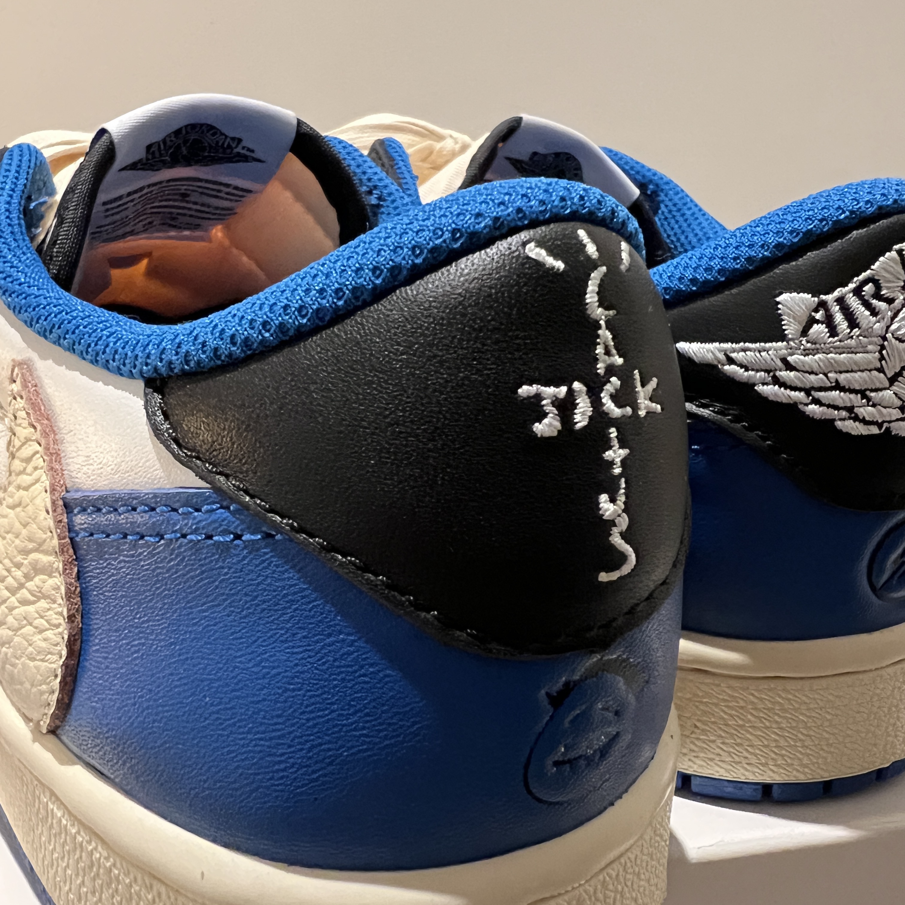 Jordan 1 x Travis Scott x Fragment Retro Low OG SP Military Blue 착용 스타일 - 3
