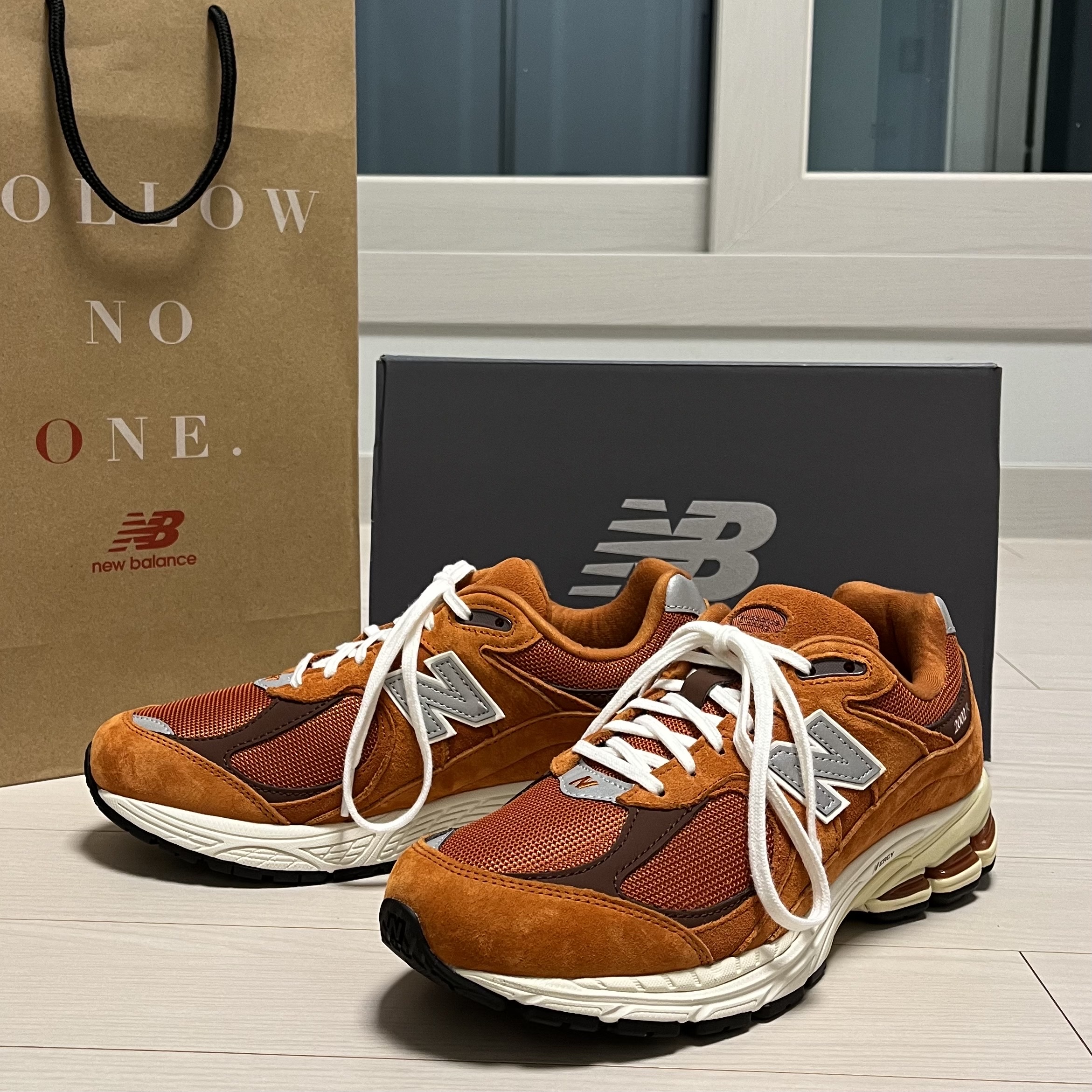New Balance 2002R Rust Oxide 착용 스타일 - 2