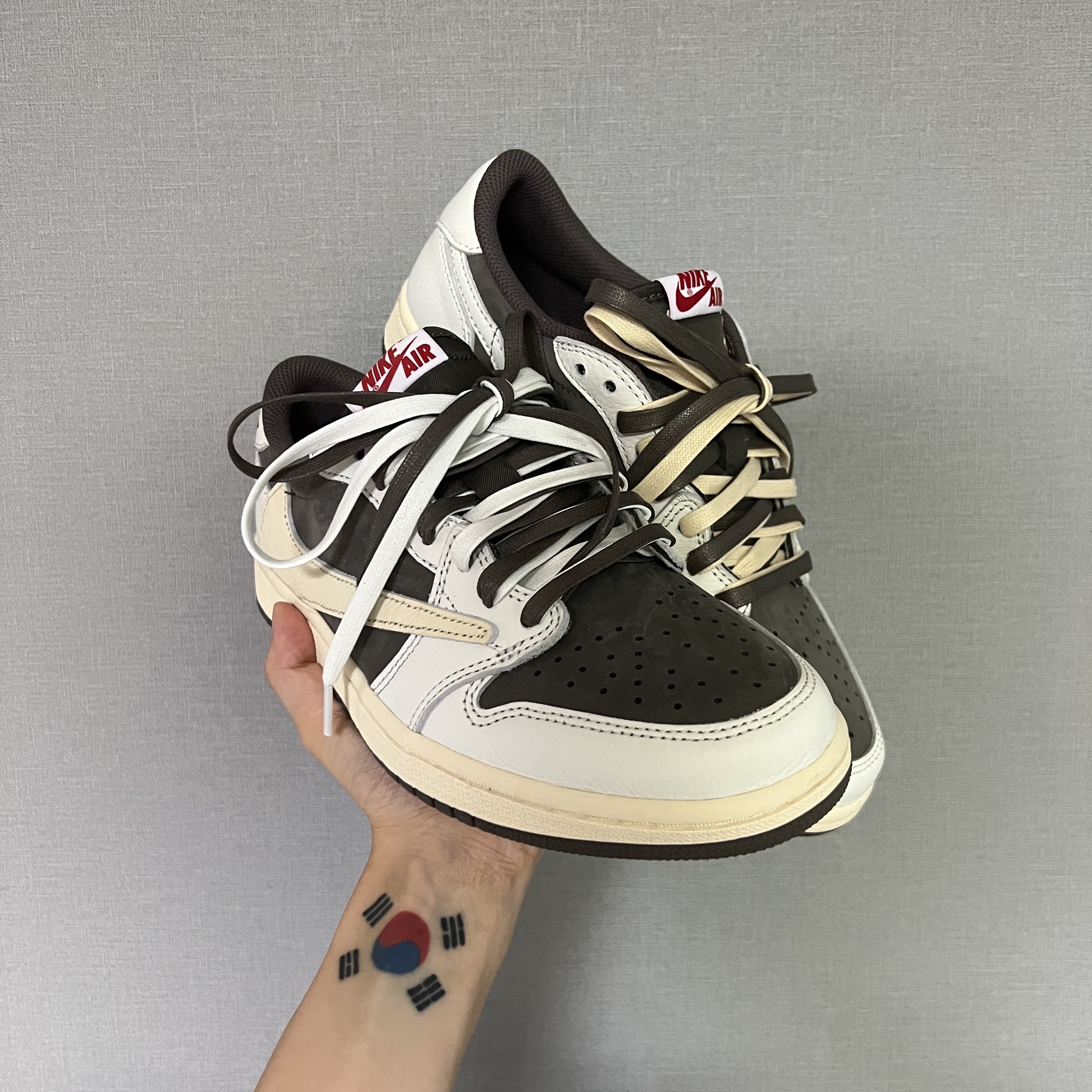 Jordan 1 x Travis Scott Retro Low OG SP Sail and Ridgerock 착용 스타일