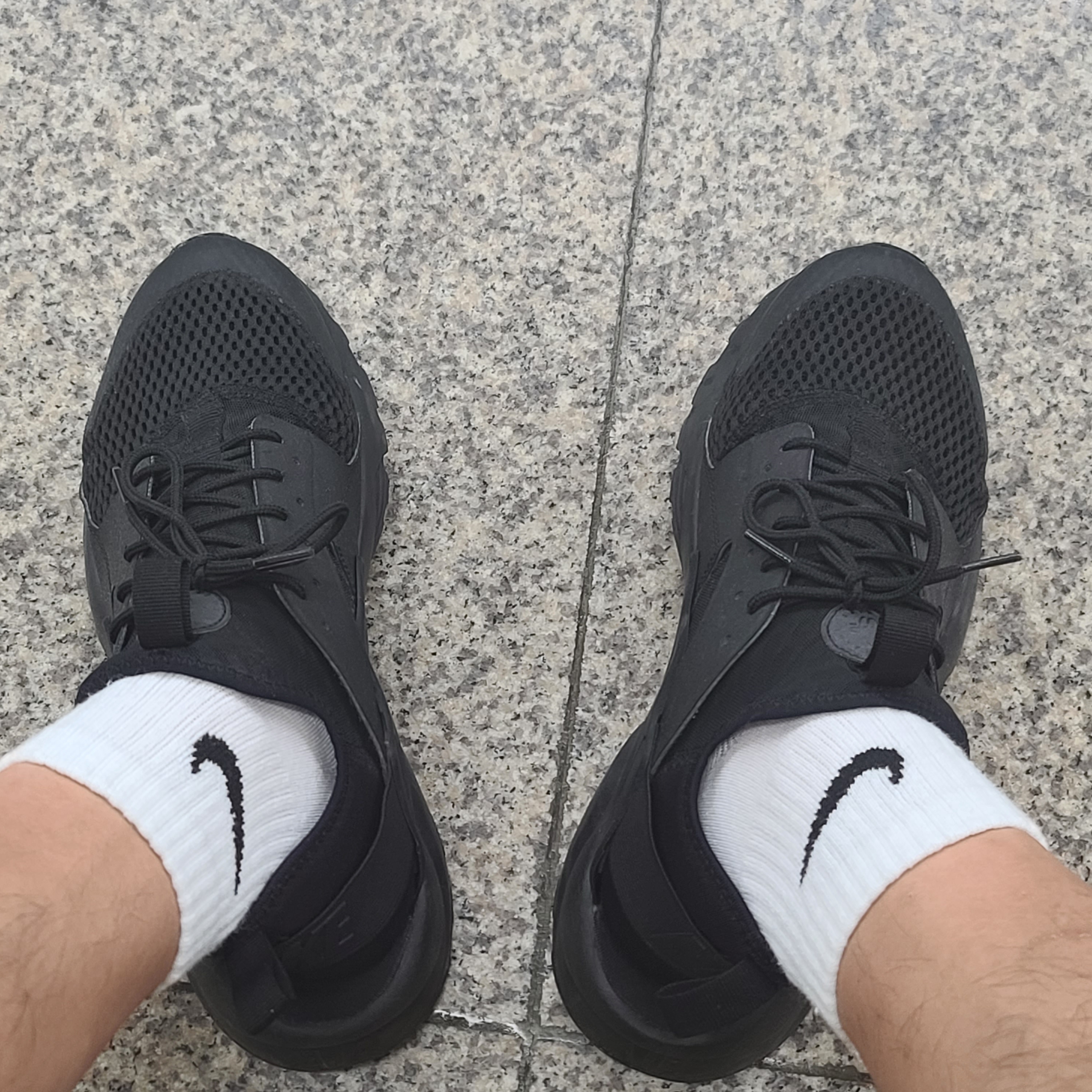 Nike Air Huarache Run Ultra Triple Black 착용 스타일 - 2