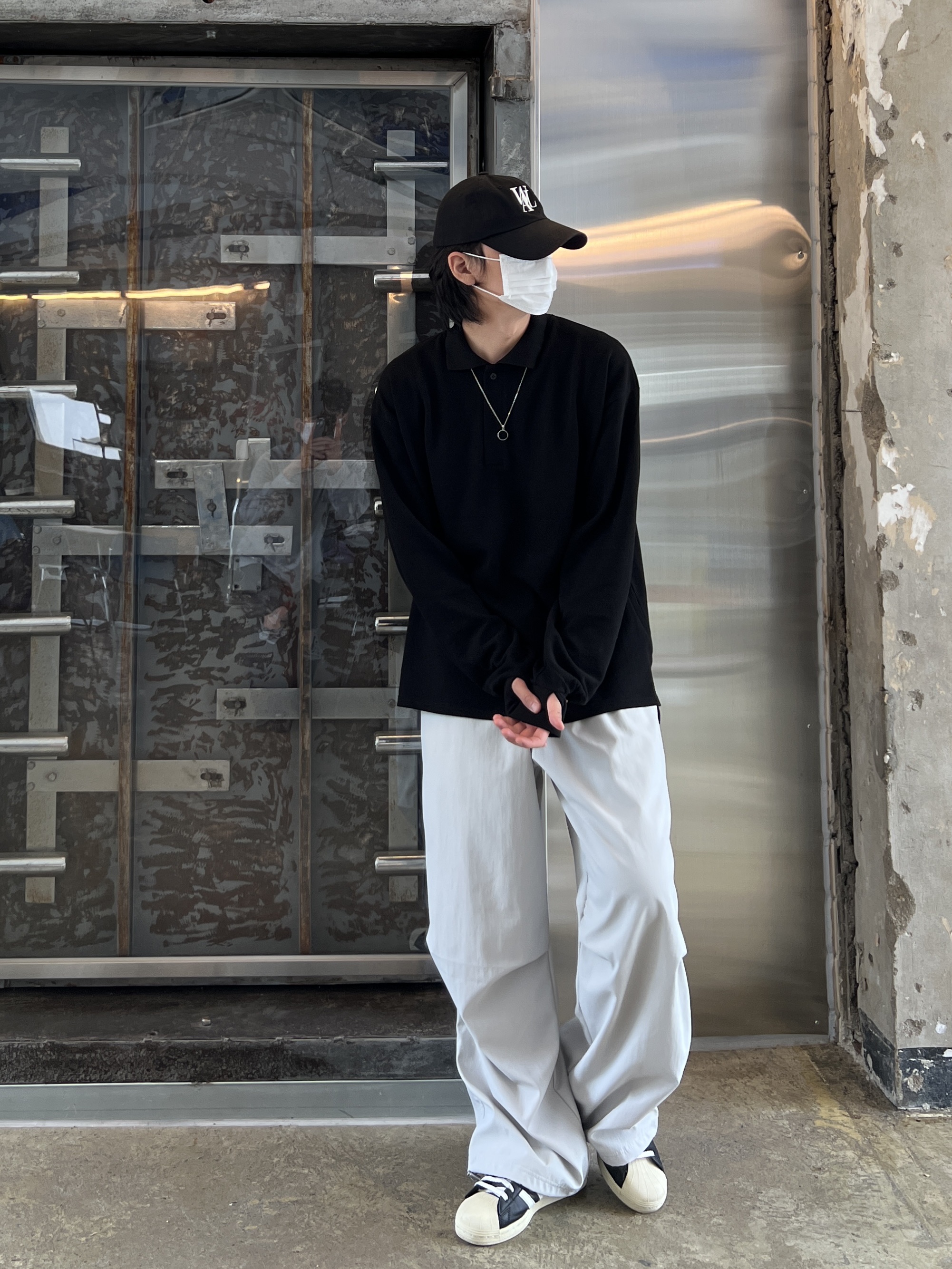 Adidas Superstar Premium Black White 착용 스타일 - 1