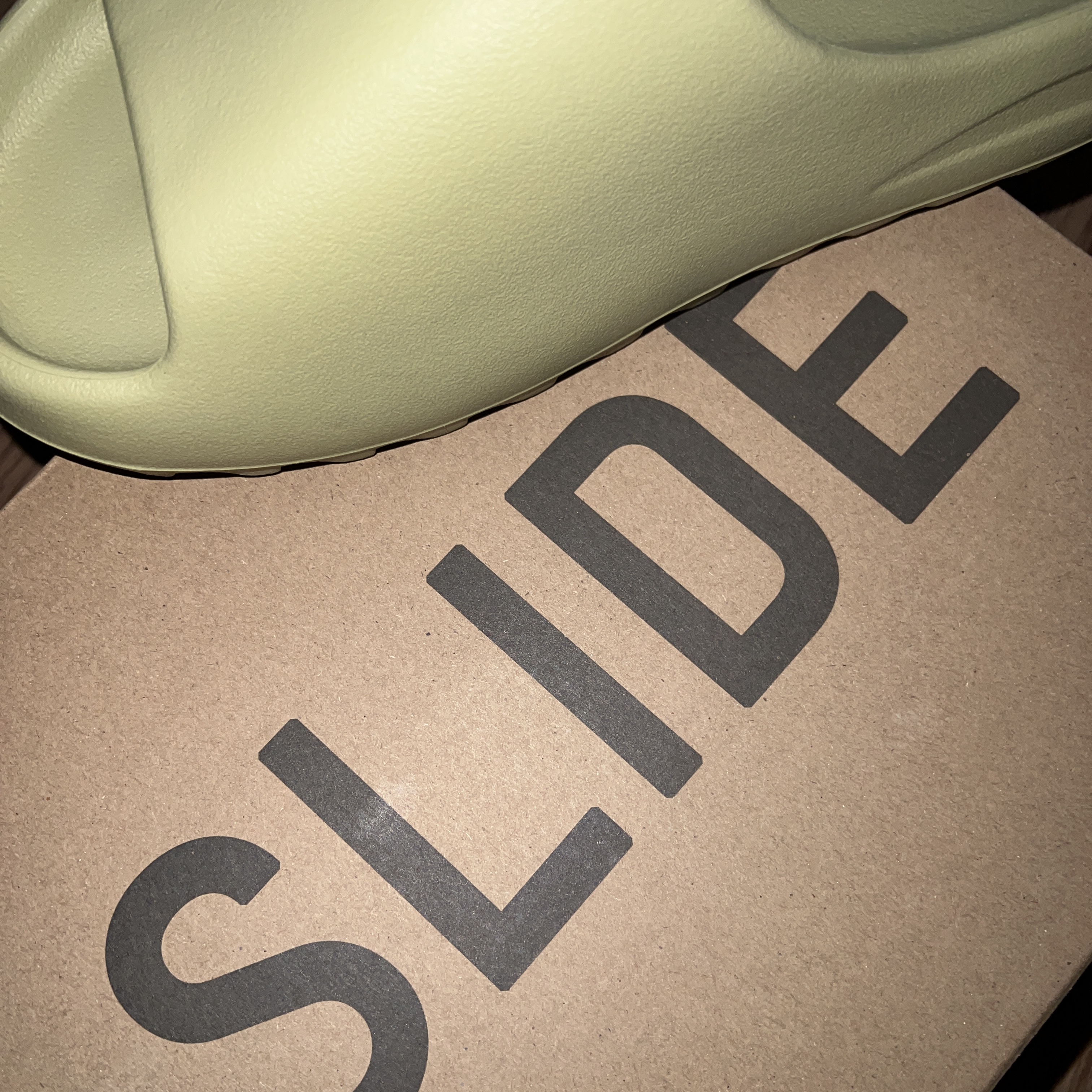 Adidas Yeezy Slide Resin 2022 착용 스타일